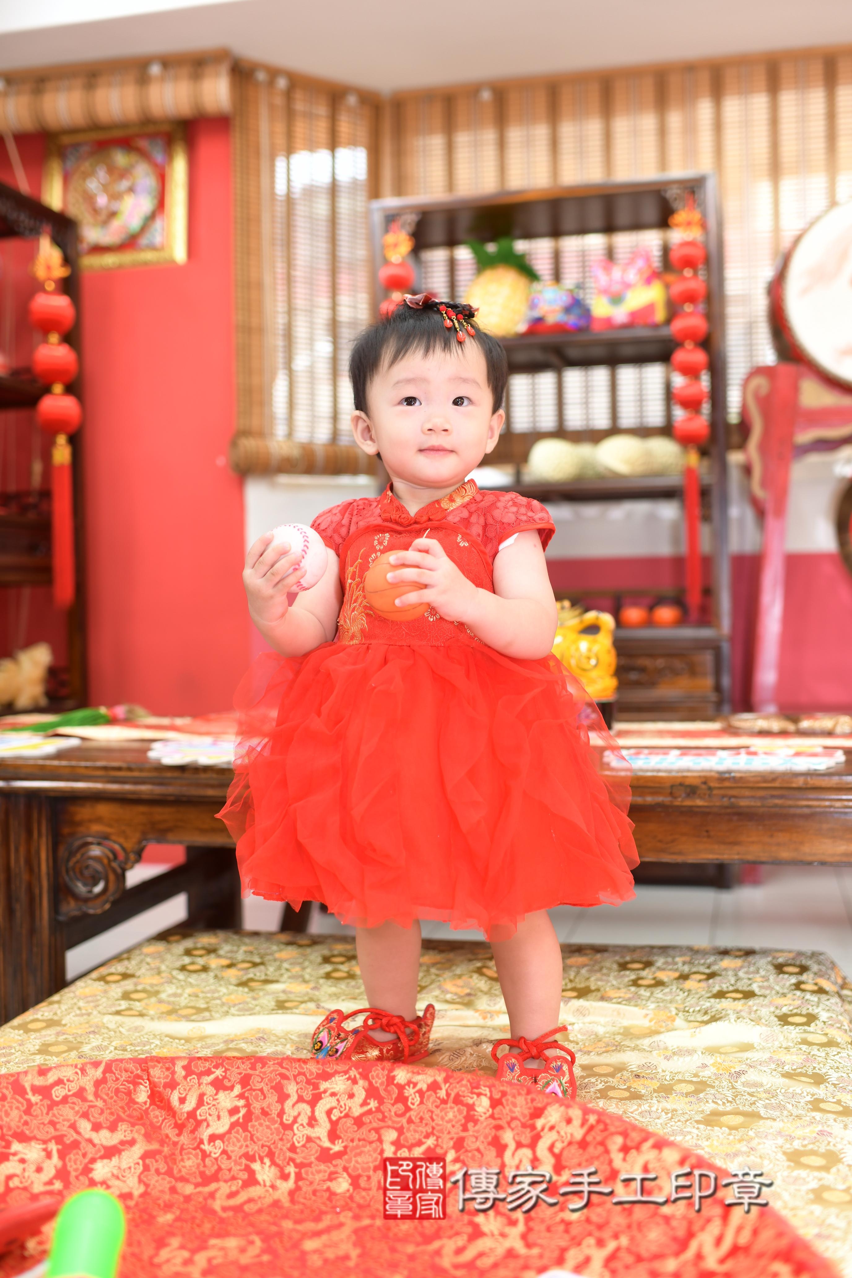 傳家手工印章高雄店、抓周、度脺、美式風會場、傳家嬰兒古禮、吉祥話、抓周道具物品24種、拍照。抓周證書。寶寶抓周、滿周歲、生日快樂、祝福 傳家手工印章高雄店、抓周、度脺、美式風會場、傳家嬰兒古禮、吉祥話、抓周道具物品24種、拍照。抓周證書。寶寶抓周、滿周歲、生日快樂、祝福