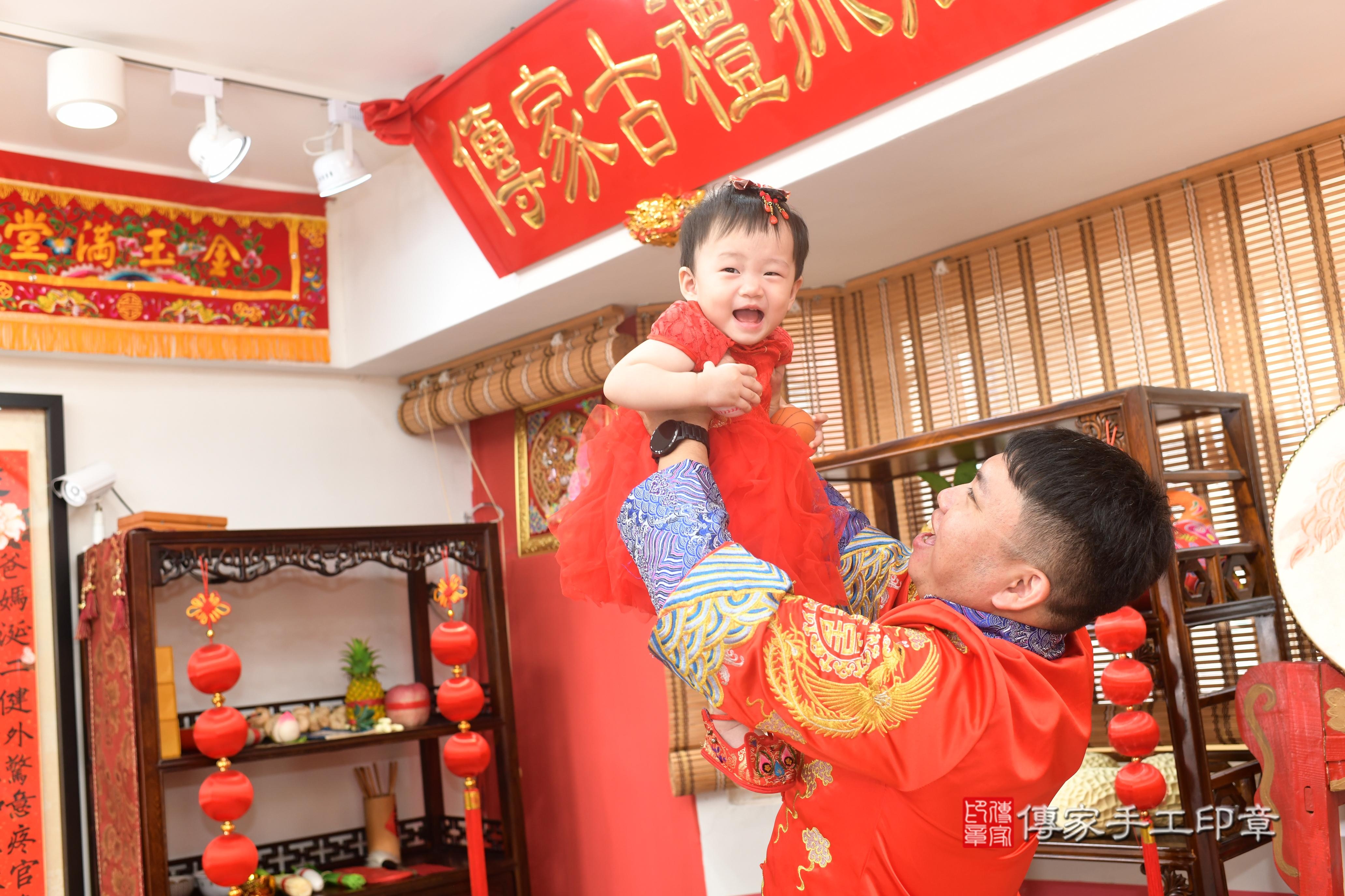 傳家手工印章高雄店、抓周、度脺、美式風會場、傳家嬰兒古禮、吉祥話、抓周道具物品24種、拍照。抓周證書。寶寶抓周、滿周歲、生日快樂、祝福 傳家手工印章高雄店、抓周、度脺、美式風會場、傳家嬰兒古禮、吉祥話、抓周道具物品24種、拍照。抓周證書。寶寶抓周、滿周歲、生日快樂、祝福