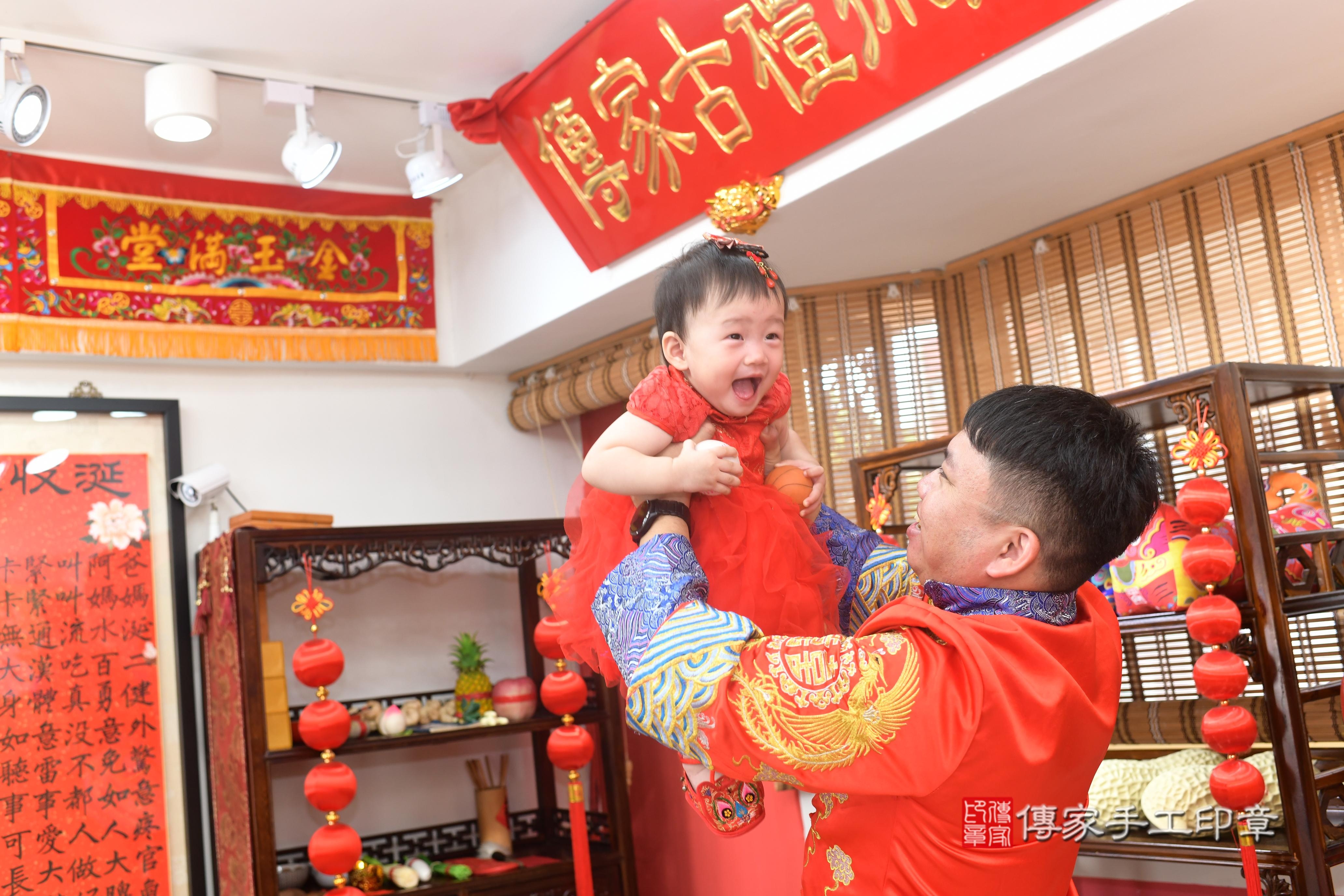 傳家手工印章高雄店、抓周、度脺、美式風會場、傳家嬰兒古禮、吉祥話、抓周道具物品24種、拍照。抓周證書。寶寶抓周、滿周歲、生日快樂、祝福 傳家手工印章高雄店、抓周、度脺、美式風會場、傳家嬰兒古禮、吉祥話、抓周道具物品24種、拍照。抓周證書。寶寶抓周、滿周歲、生日快樂、祝福