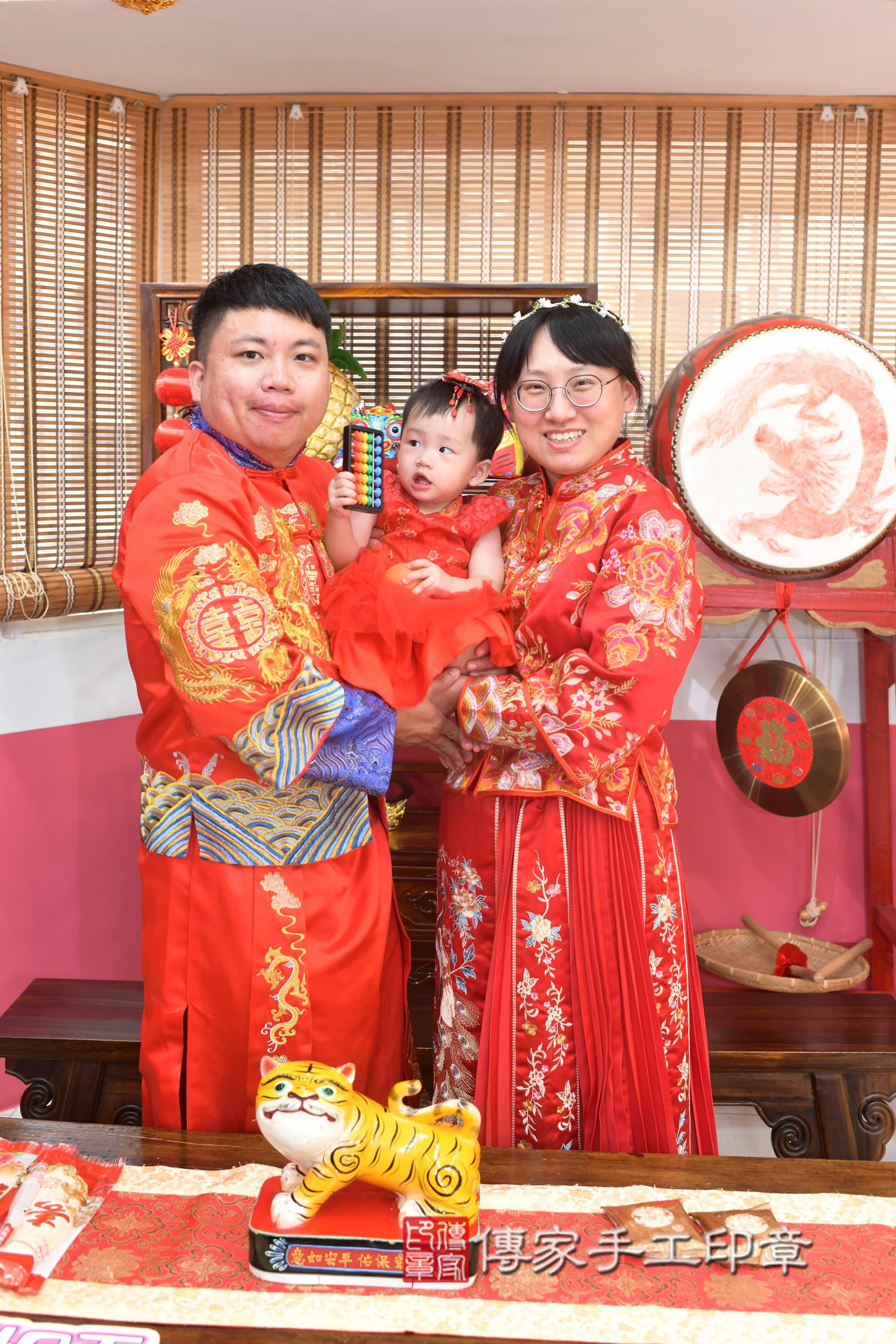 傳家手工印章高雄店、抓周、度脺、美式風會場、傳家嬰兒古禮、吉祥話、抓周道具物品24種、拍照。抓周證書。寶寶抓周、滿周歲、生日快樂、祝福 傳家手工印章高雄店、抓周、度脺、美式風會場、傳家嬰兒古禮、吉祥話、抓周道具物品24種、拍照。抓周證書。寶寶抓周、滿周歲、生日快樂、祝福