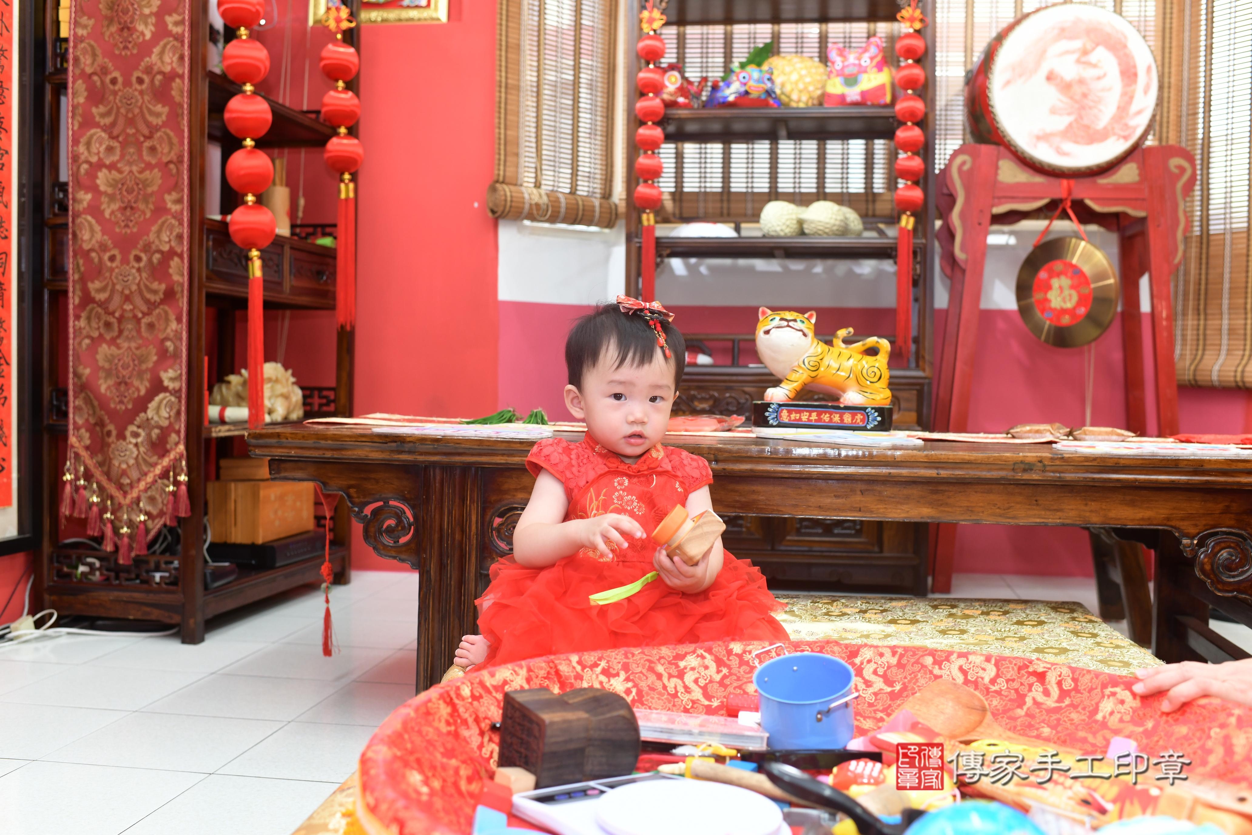 傳家手工印章高雄店、抓周、度脺、美式風會場、傳家嬰兒古禮、吉祥話、抓周道具物品24種、拍照。抓周證書。寶寶抓周、滿周歲、生日快樂、祝福 傳家手工印章高雄店、抓周、度脺、美式風會場、傳家嬰兒古禮、吉祥話、抓周道具物品24種、拍照。抓周證書。寶寶抓周、滿周歲、生日快樂、祝福