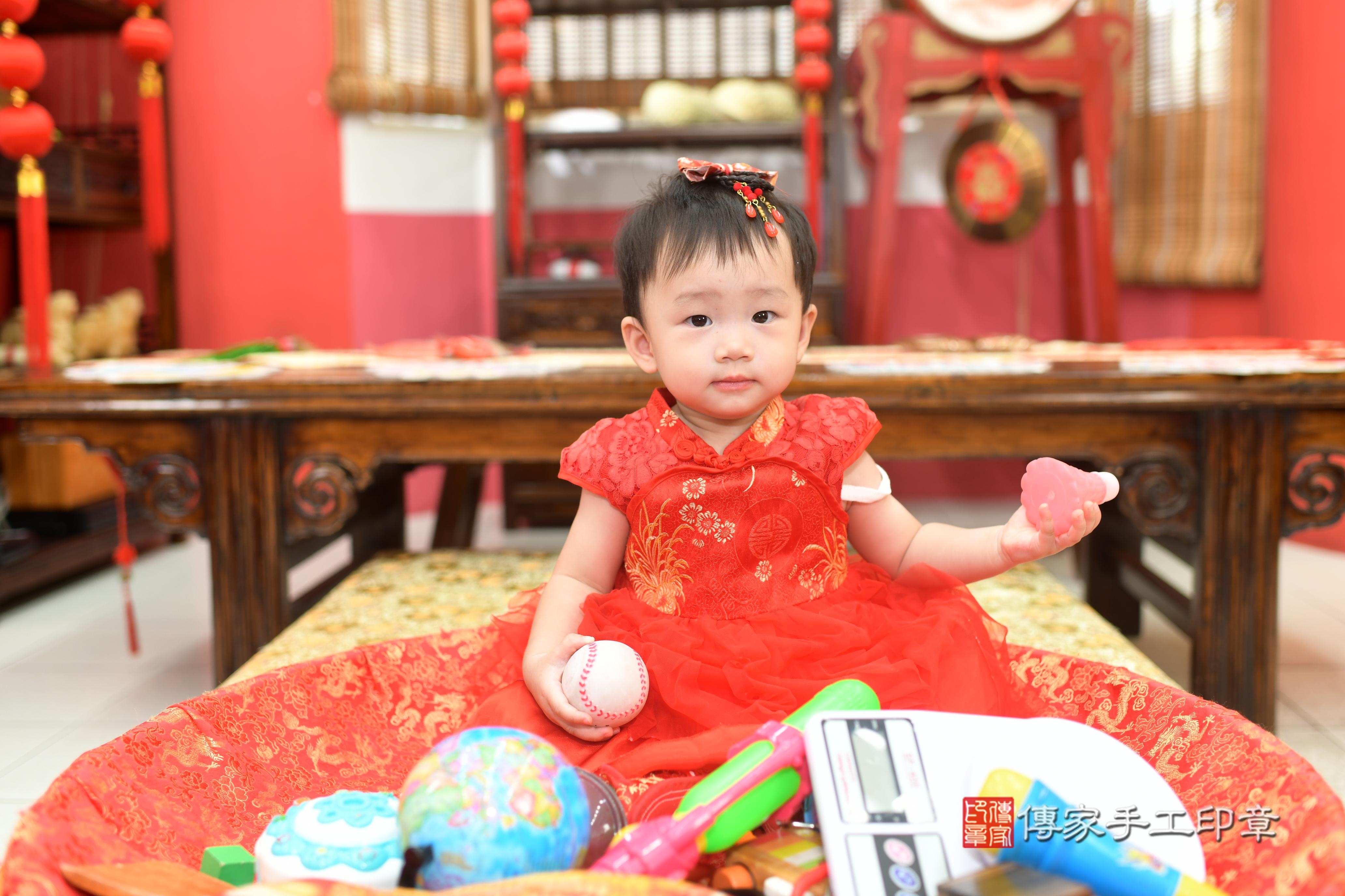 傳家手工印章高雄店、抓周、度脺、美式風會場、傳家嬰兒古禮、吉祥話、抓周道具物品24種、拍照。抓周證書。寶寶抓周、滿周歲、生日快樂、祝福 傳家手工印章高雄店、抓周、度脺、美式風會場、傳家嬰兒古禮、吉祥話、抓周道具物品24種、拍照。抓周證書。寶寶抓周、滿周歲、生日快樂、祝福