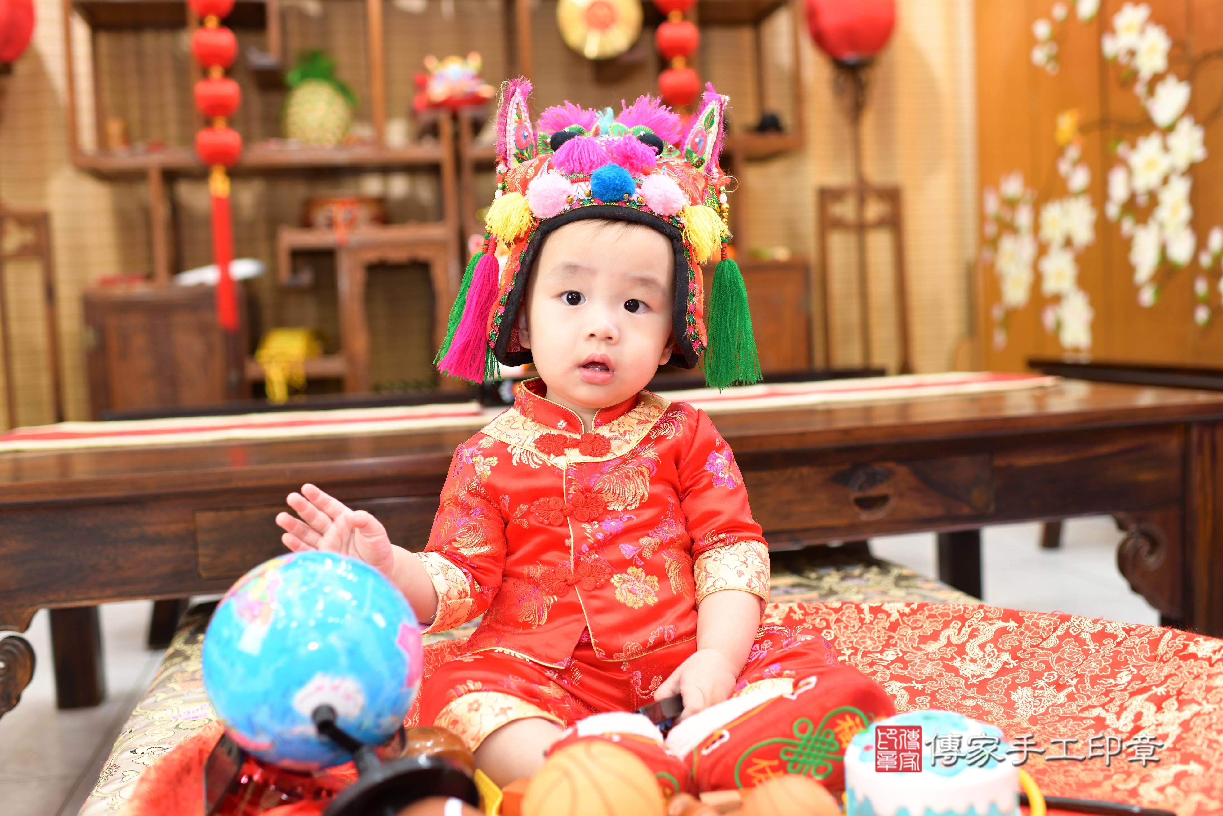 傳家手工印章高雄店、抓周、度脺、中國風會場、傳家嬰兒古禮、吉祥話、抓周道具物品24種、拍照。抓周證書。寶寶抓周、滿周歲、生日快樂、祝福 傳家手工印章高雄店、抓周、度脺、中國風會場、傳家嬰兒古禮、吉祥話、抓周道具物品24種、拍照。抓周證書。寶寶抓周、滿周歲、生日快樂、祝福