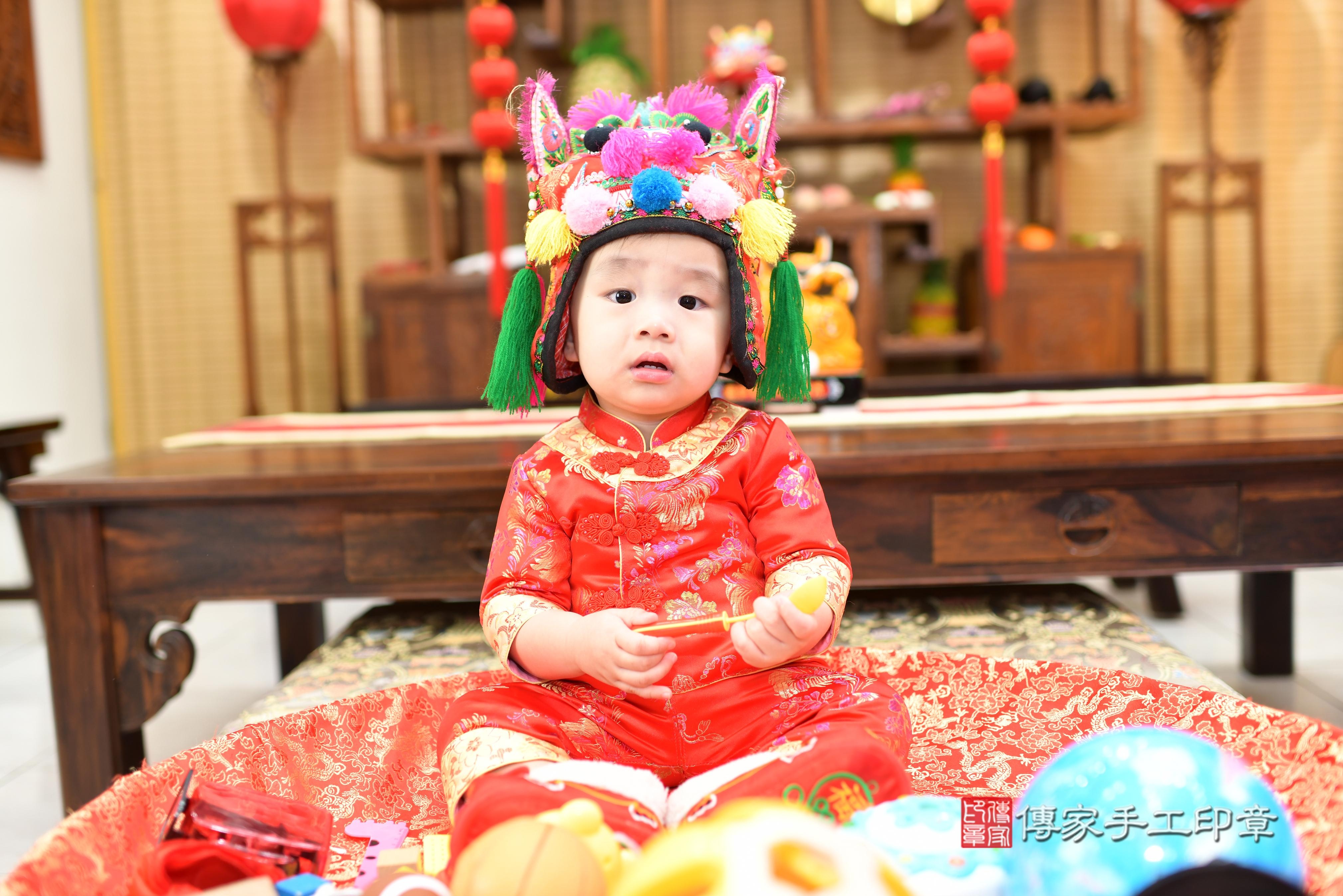 傳家手工印章高雄店、抓周、度脺、中國風會場、傳家嬰兒古禮、吉祥話、抓周道具物品24種、拍照。抓周證書。寶寶抓周、滿周歲、生日快樂、祝福 傳家手工印章高雄店、抓周、度脺、中國風會場、傳家嬰兒古禮、吉祥話、抓周道具物品24種、拍照。抓周證書。寶寶抓周、滿周歲、生日快樂、祝福