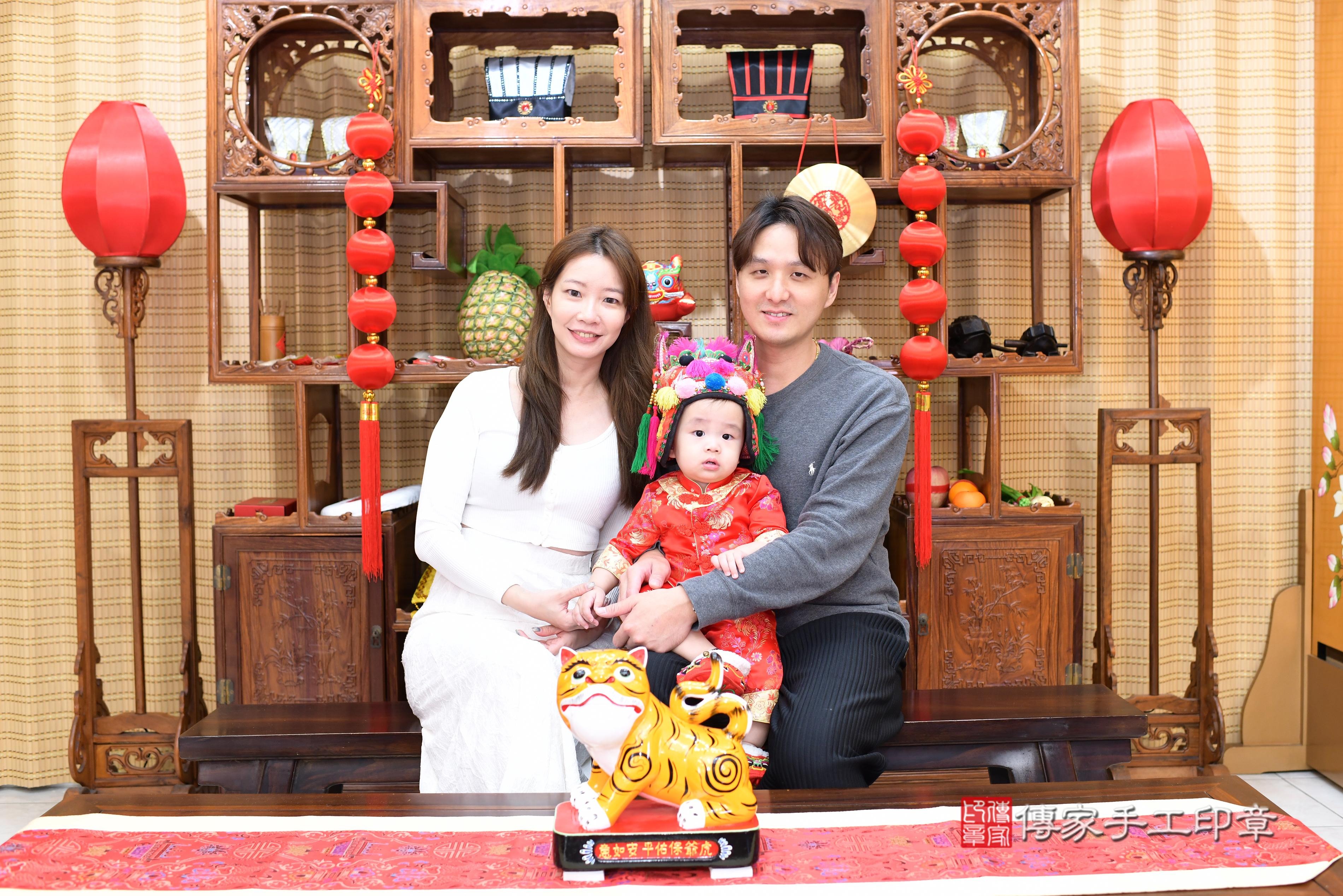 傳家手工印章高雄店、抓周、度脺、中國風會場、傳家嬰兒古禮、吉祥話、抓周道具物品24種、拍照。抓周證書。寶寶抓周、滿周歲、生日快樂、祝福 傳家手工印章高雄店、抓周、度脺、中國風會場、傳家嬰兒古禮、吉祥話、抓周道具物品24種、拍照。抓周證書。寶寶抓周、滿周歲、生日快樂、祝福