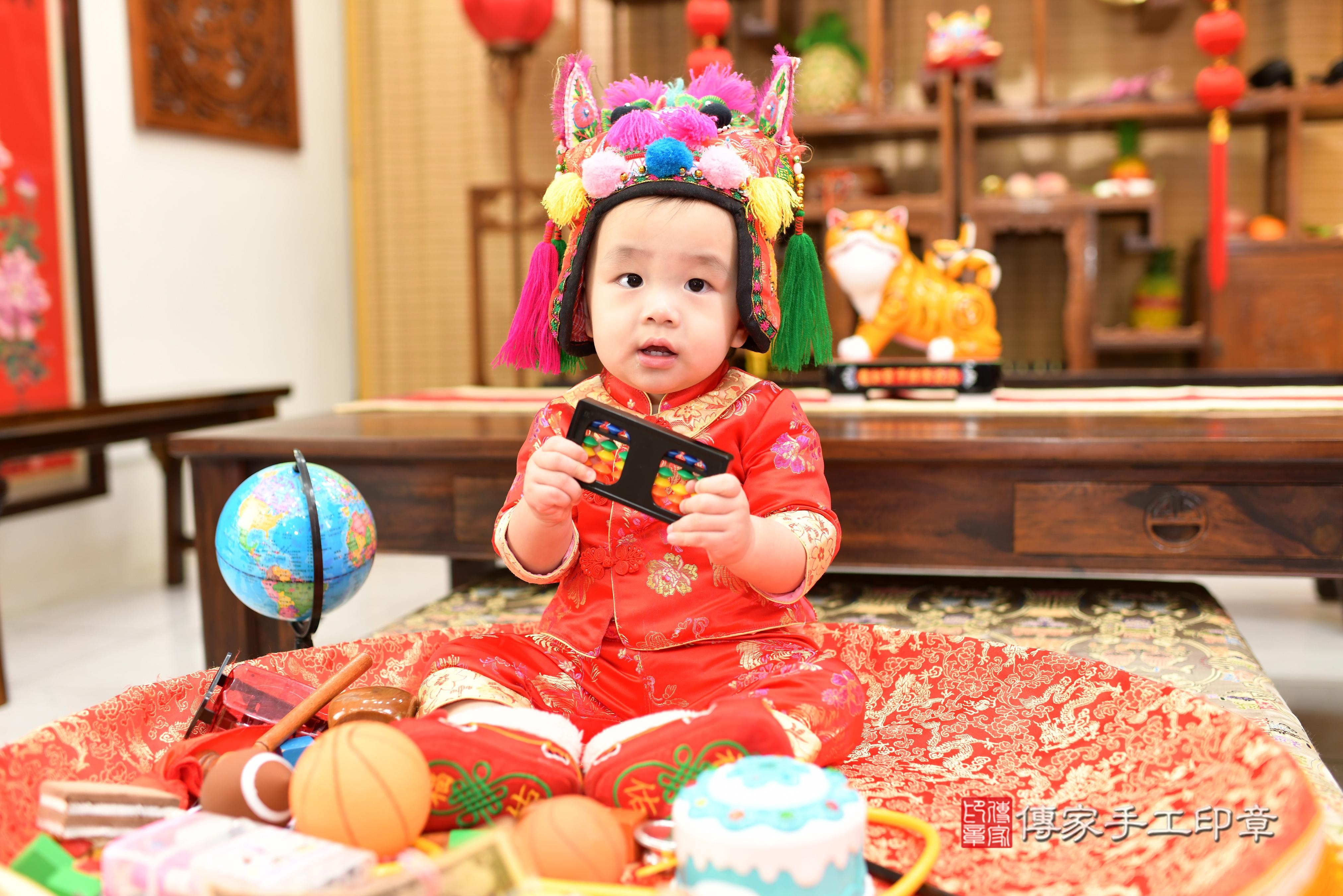 傳家手工印章高雄店、抓周、度脺、中國風會場、傳家嬰兒古禮、吉祥話、抓周道具物品24種、拍照。抓周證書。寶寶抓周、滿周歲、生日快樂、祝福 傳家手工印章高雄店、抓周、度脺、中國風會場、傳家嬰兒古禮、吉祥話、抓周道具物品24種、拍照。抓周證書。寶寶抓周、滿周歲、生日快樂、祝福