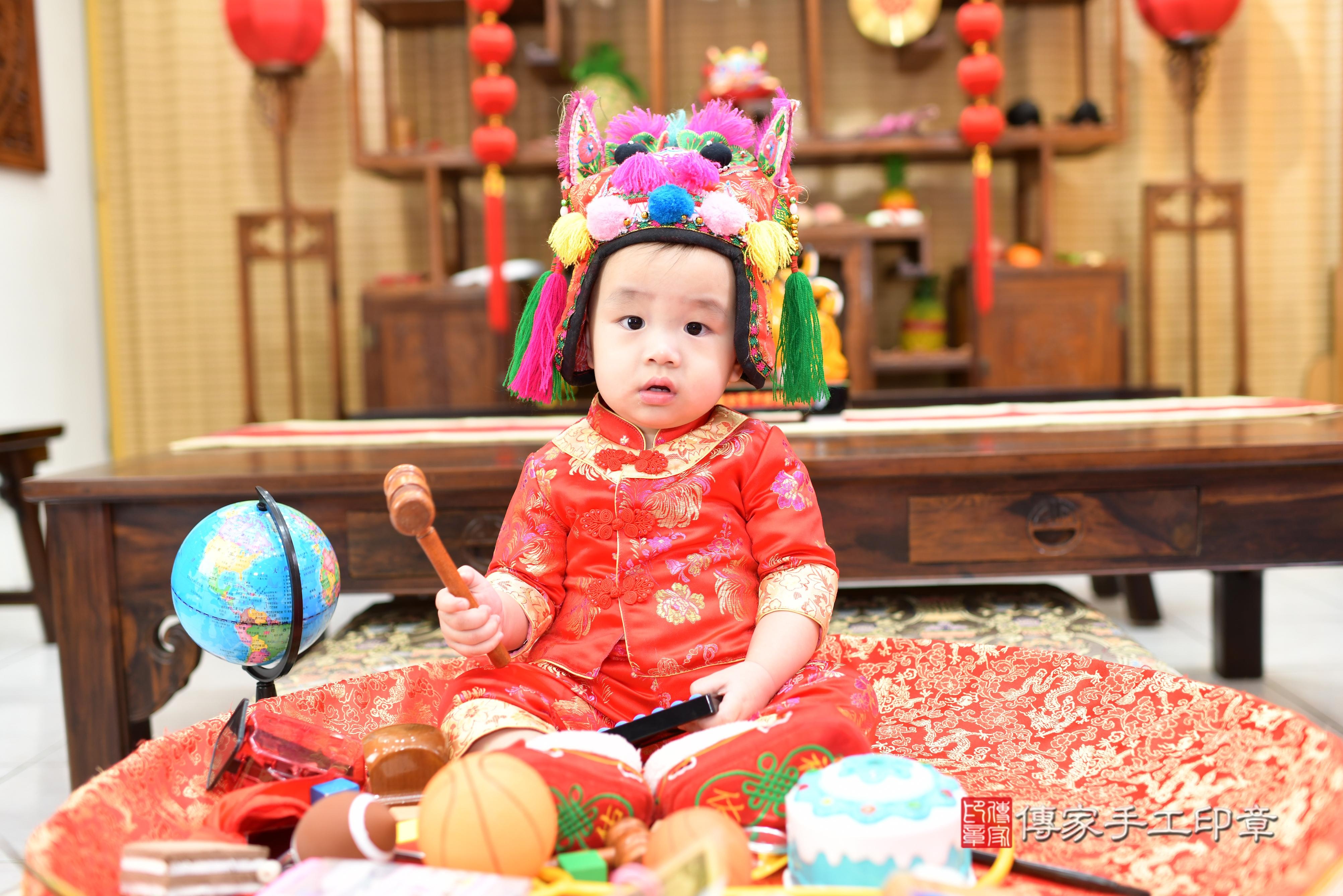 傳家手工印章高雄店、抓周、度脺、中國風會場、傳家嬰兒古禮、吉祥話、抓周道具物品24種、拍照。抓周證書。寶寶抓周、滿周歲、生日快樂、祝福 傳家手工印章高雄店、抓周、度脺、中國風會場、傳家嬰兒古禮、吉祥話、抓周道具物品24種、拍照。抓周證書。寶寶抓周、滿周歲、生日快樂、祝福