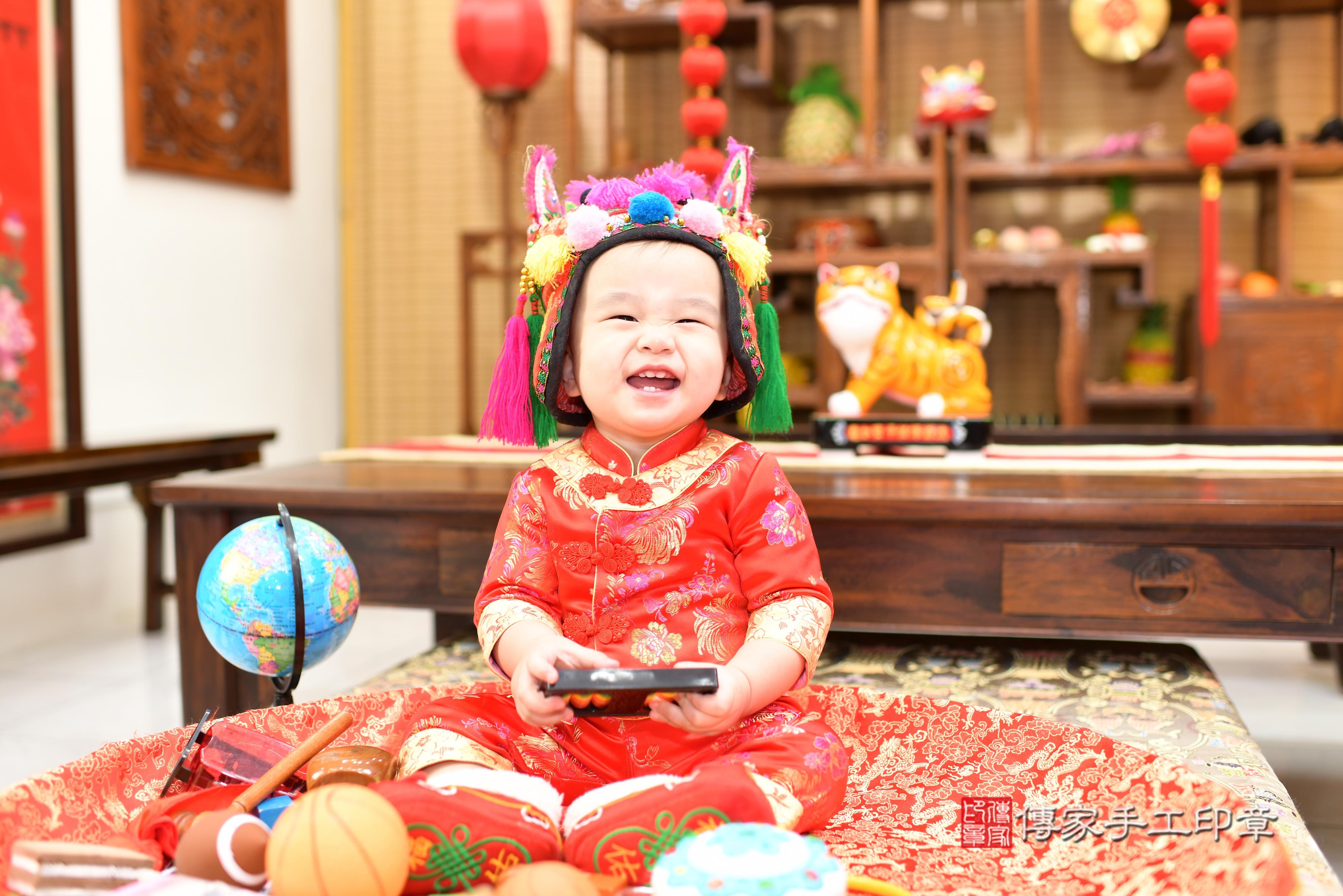 傳家手工印章高雄店、抓周、度脺、中國風會場、傳家嬰兒古禮、吉祥話、抓周道具物品24種、拍照。抓周證書。寶寶抓周、滿周歲、生日快樂、祝福 傳家手工印章高雄店、抓周、度脺、中國風會場、傳家嬰兒古禮、吉祥話、抓周道具物品24種、拍照。抓周證書。寶寶抓周、滿周歲、生日快樂、祝福