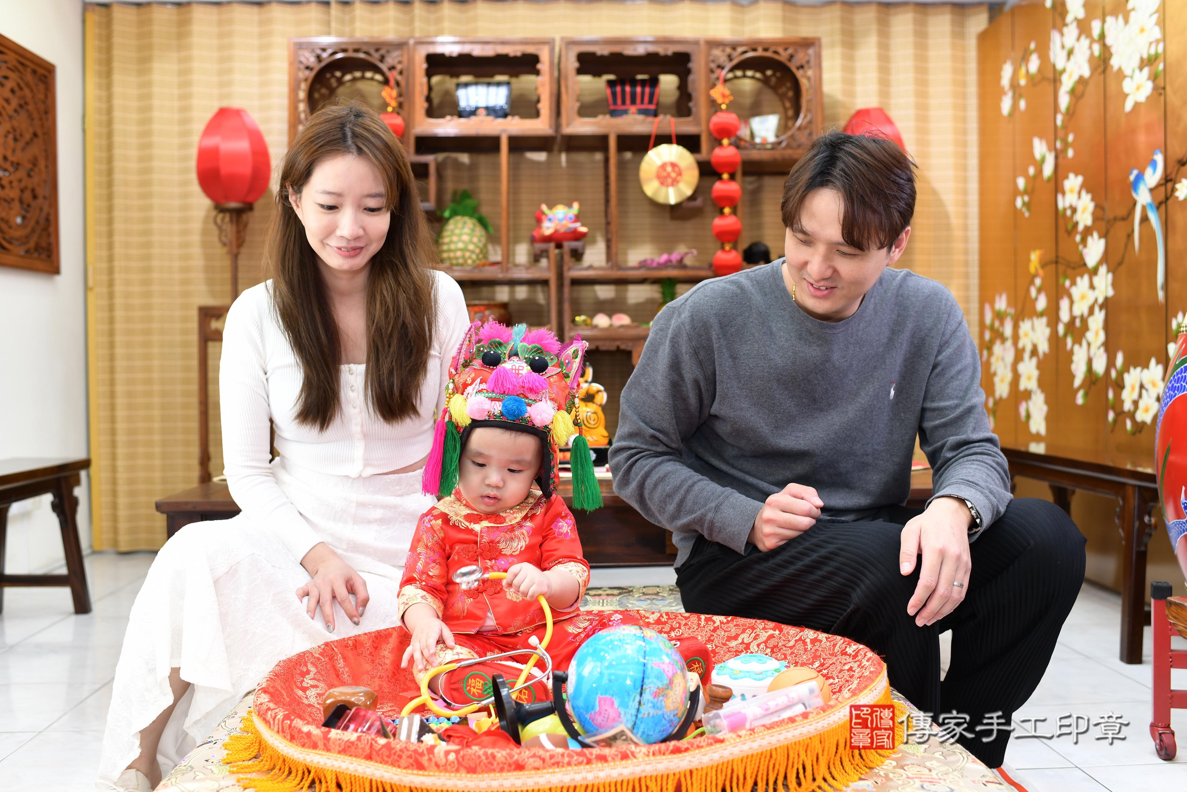 傳家手工印章高雄店、抓周、度脺、中國風會場、傳家嬰兒古禮、吉祥話、抓周道具物品24種、拍照。抓周證書。寶寶抓周、滿周歲、生日快樂、祝福 傳家手工印章高雄店、抓周、度脺、中國風會場、傳家嬰兒古禮、吉祥話、抓周道具物品24種、拍照。抓周證書。寶寶抓周、滿周歲、生日快樂、祝福