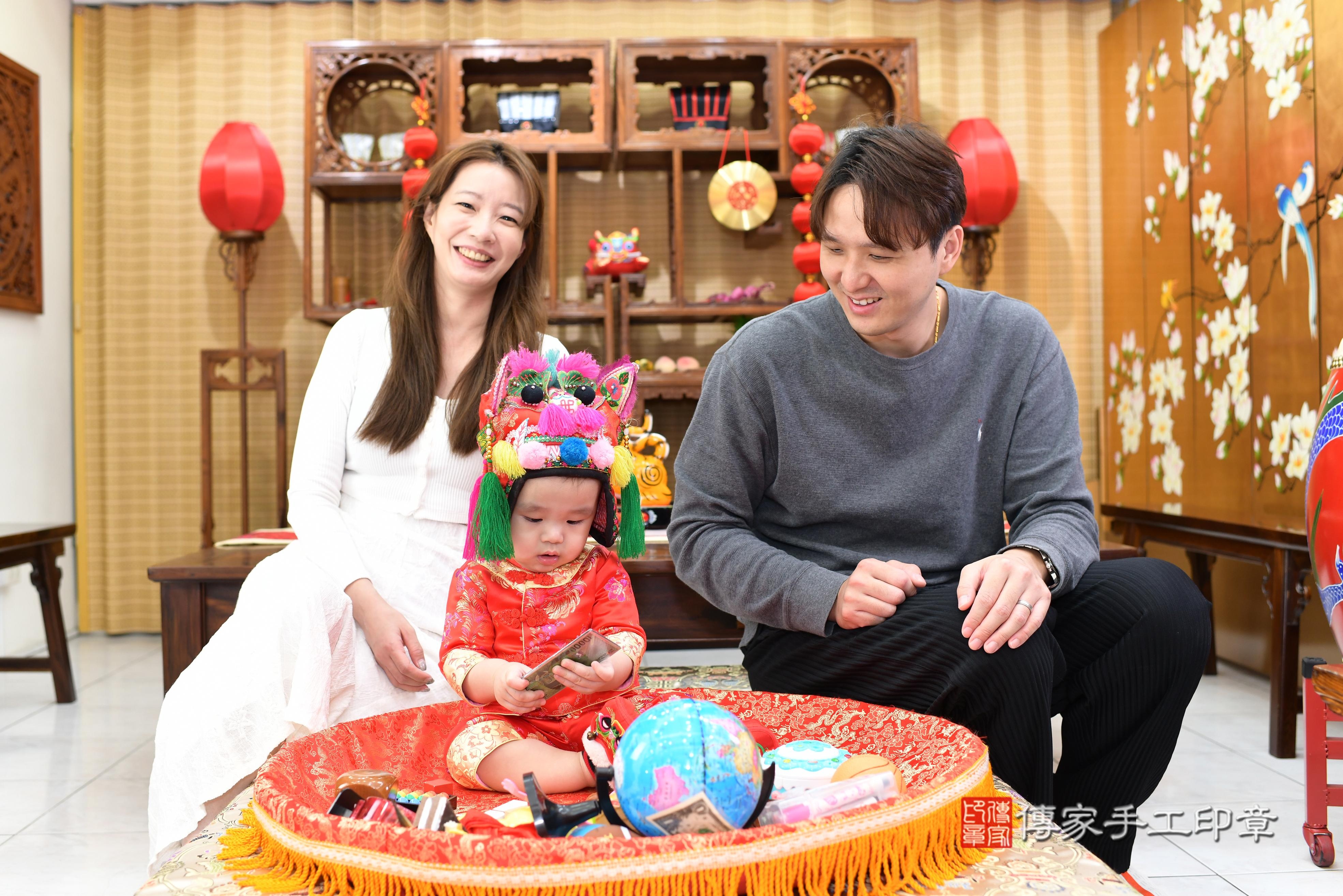 傳家手工印章高雄店、抓周、度脺、中國風會場、傳家嬰兒古禮、吉祥話、抓周道具物品24種、拍照。抓周證書。寶寶抓周、滿周歲、生日快樂、祝福 傳家手工印章高雄店、抓周、度脺、中國風會場、傳家嬰兒古禮、吉祥話、抓周道具物品24種、拍照。抓周證書。寶寶抓周、滿周歲、生日快樂、祝福