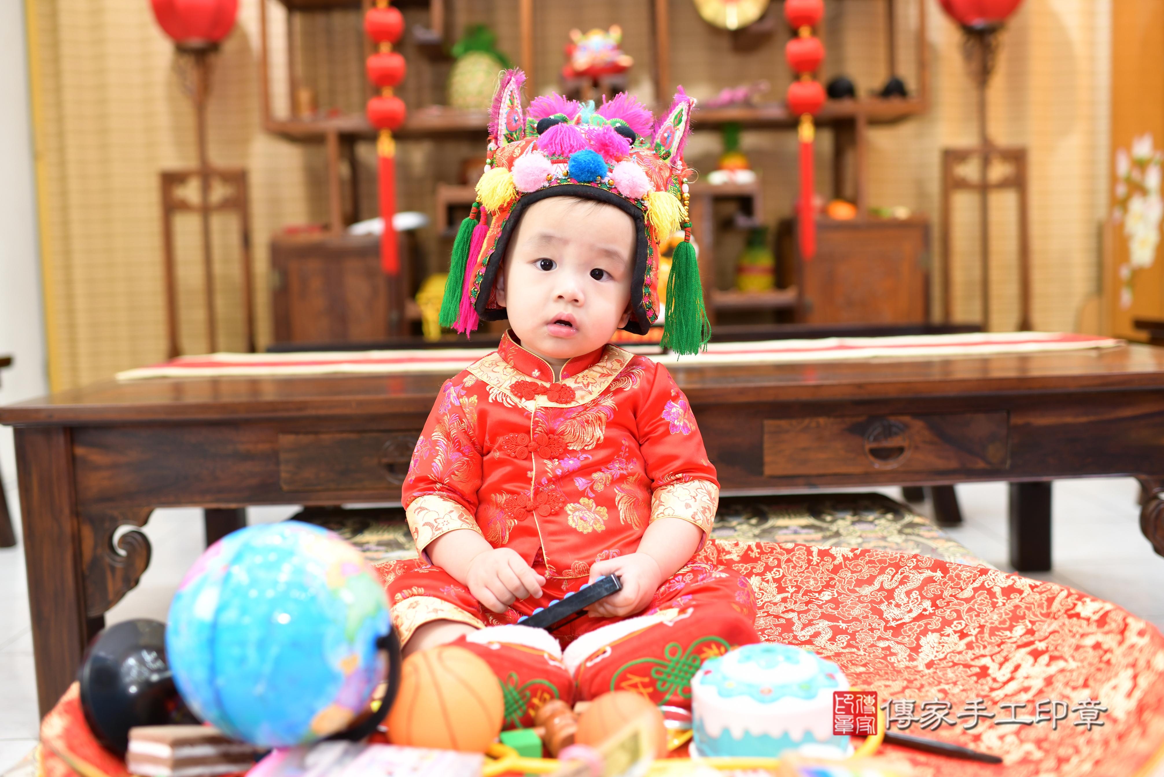 傳家手工印章高雄店、抓周、度脺、中國風會場、傳家嬰兒古禮、吉祥話、抓周道具物品24種、拍照。抓周證書。寶寶抓周、滿周歲、生日快樂、祝福 傳家手工印章高雄店、抓周、度脺、中國風會場、傳家嬰兒古禮、吉祥話、抓周道具物品24種、拍照。抓周證書。寶寶抓周、滿周歲、生日快樂、祝福