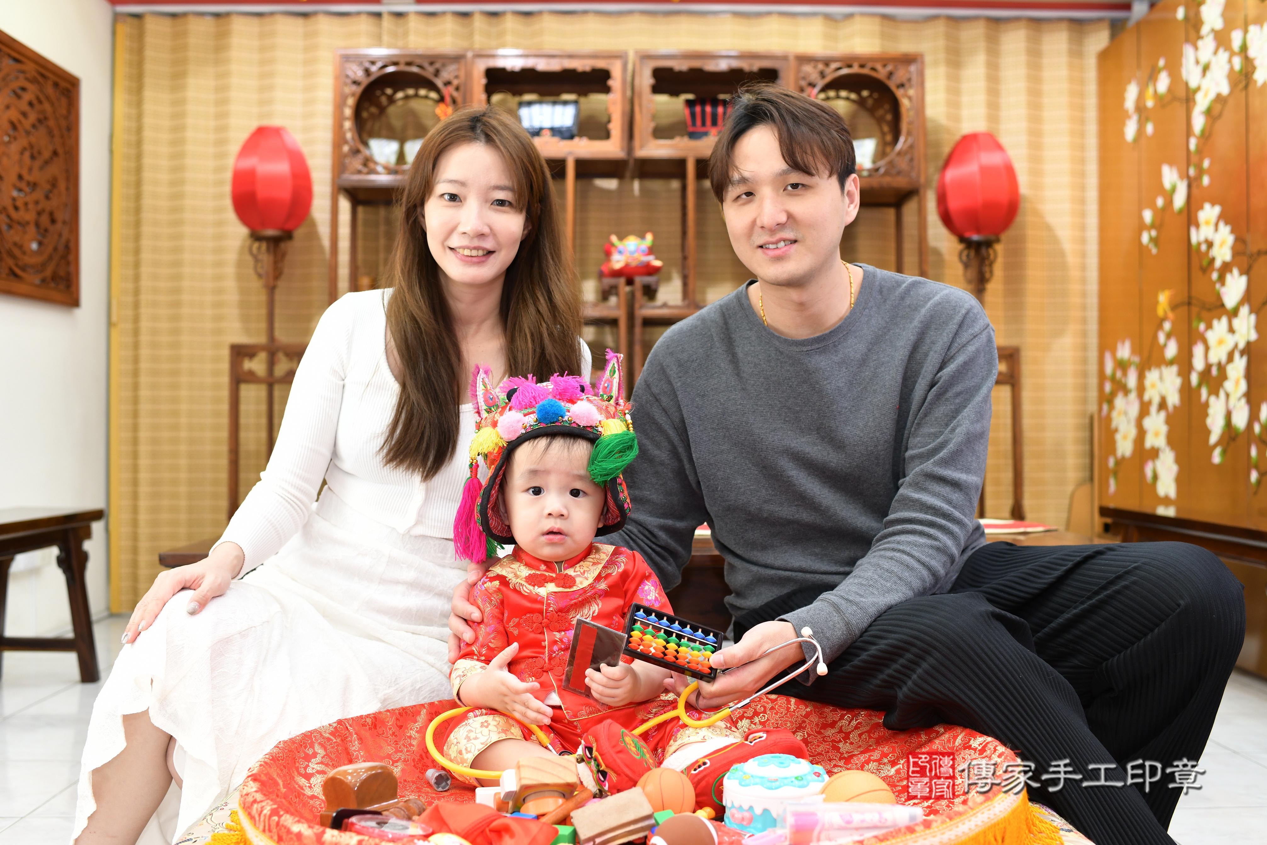 傳家手工印章高雄店、抓周、度脺、中國風會場、傳家嬰兒古禮、吉祥話、抓周道具物品24種、拍照。抓周證書。寶寶抓周、滿周歲、生日快樂、祝福 傳家手工印章高雄店、抓周、度脺、中國風會場、傳家嬰兒古禮、吉祥話、抓周道具物品24種、拍照。抓周證書。寶寶抓周、滿周歲、生日快樂、祝福