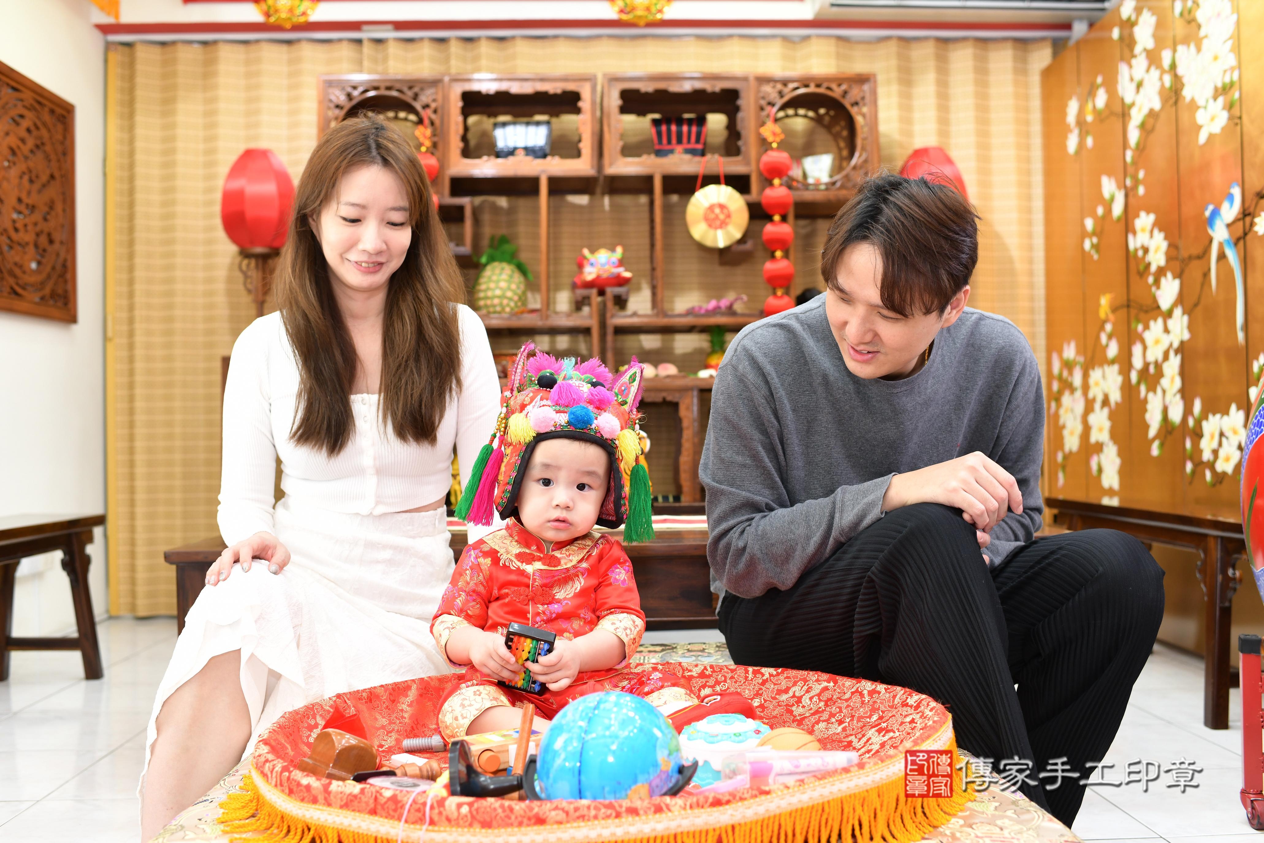 傳家手工印章高雄店、抓周、度脺、中國風會場、傳家嬰兒古禮、吉祥話、抓周道具物品24種、拍照。抓周證書。寶寶抓周、滿周歲、生日快樂、祝福 傳家手工印章高雄店、抓周、度脺、中國風會場、傳家嬰兒古禮、吉祥話、抓周道具物品24種、拍照。抓周證書。寶寶抓周、滿周歲、生日快樂、祝福