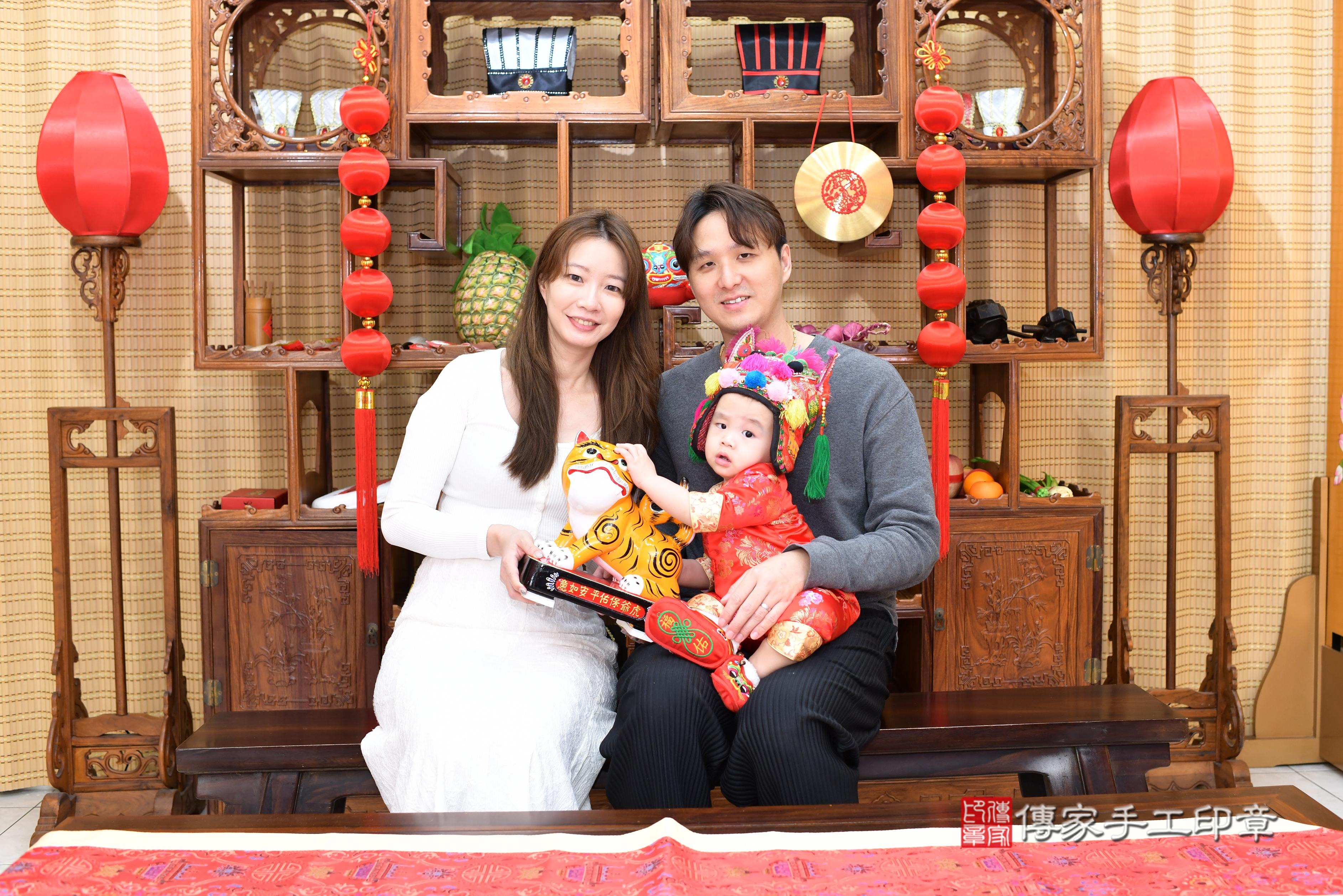 傳家手工印章高雄店、抓周、度脺、中國風會場、傳家嬰兒古禮、吉祥話、抓周道具物品24種、拍照。抓周證書。寶寶抓周、滿周歲、生日快樂、祝福 傳家手工印章高雄店、抓周、度脺、中國風會場、傳家嬰兒古禮、吉祥話、抓周道具物品24種、拍照。抓周證書。寶寶抓周、滿周歲、生日快樂、祝福