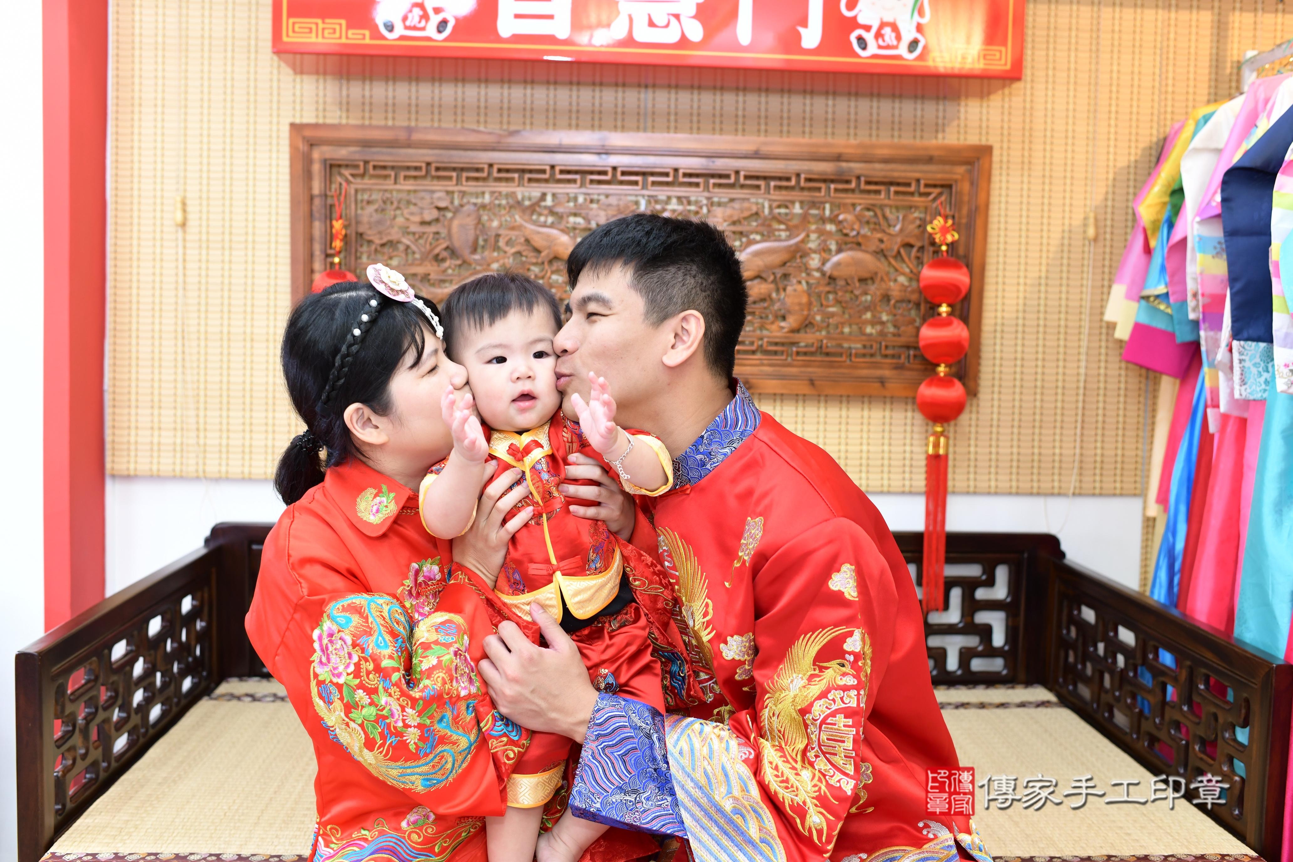 傳家手工印章高雄店、抓周、度脺、中國風會場、傳家嬰兒古禮、吉祥話、抓周道具物品24種、拍照。抓周證書。寶寶抓周、滿周歲、生日快樂、祝福 傳家手工印章高雄店、抓周、度脺、中國風會場、傳家嬰兒古禮、吉祥話、抓周道具物品24種、拍照。抓周證書。寶寶抓周、滿周歲、生日快樂、祝福