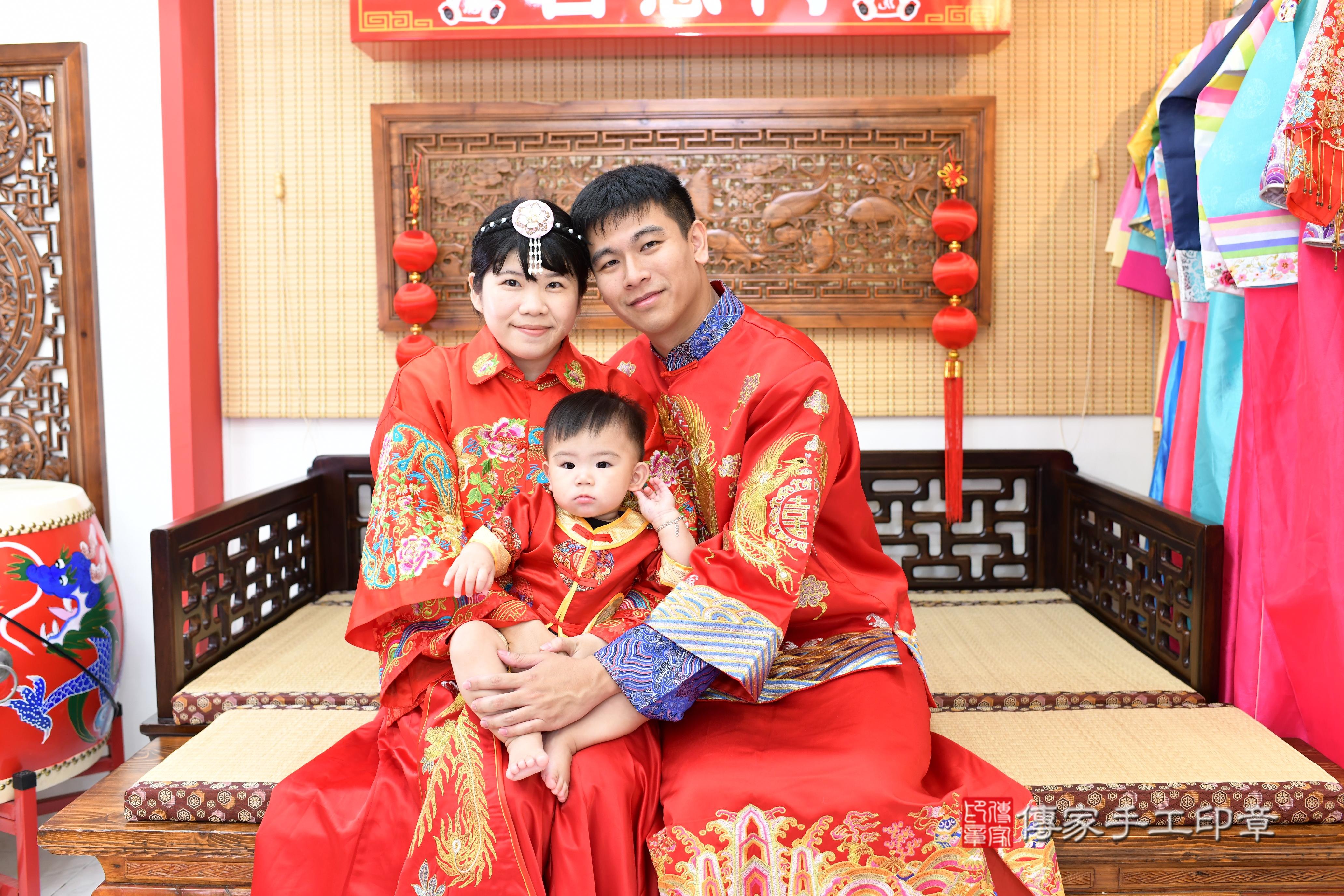 傳家手工印章高雄店、抓周、度脺、中國風會場、傳家嬰兒古禮、吉祥話、抓周道具物品24種、拍照。抓周證書。寶寶抓周、滿周歲、生日快樂、祝福 傳家手工印章高雄店、抓周、度脺、中國風會場、傳家嬰兒古禮、吉祥話、抓周道具物品24種、拍照。抓周證書。寶寶抓周、滿周歲、生日快樂、祝福