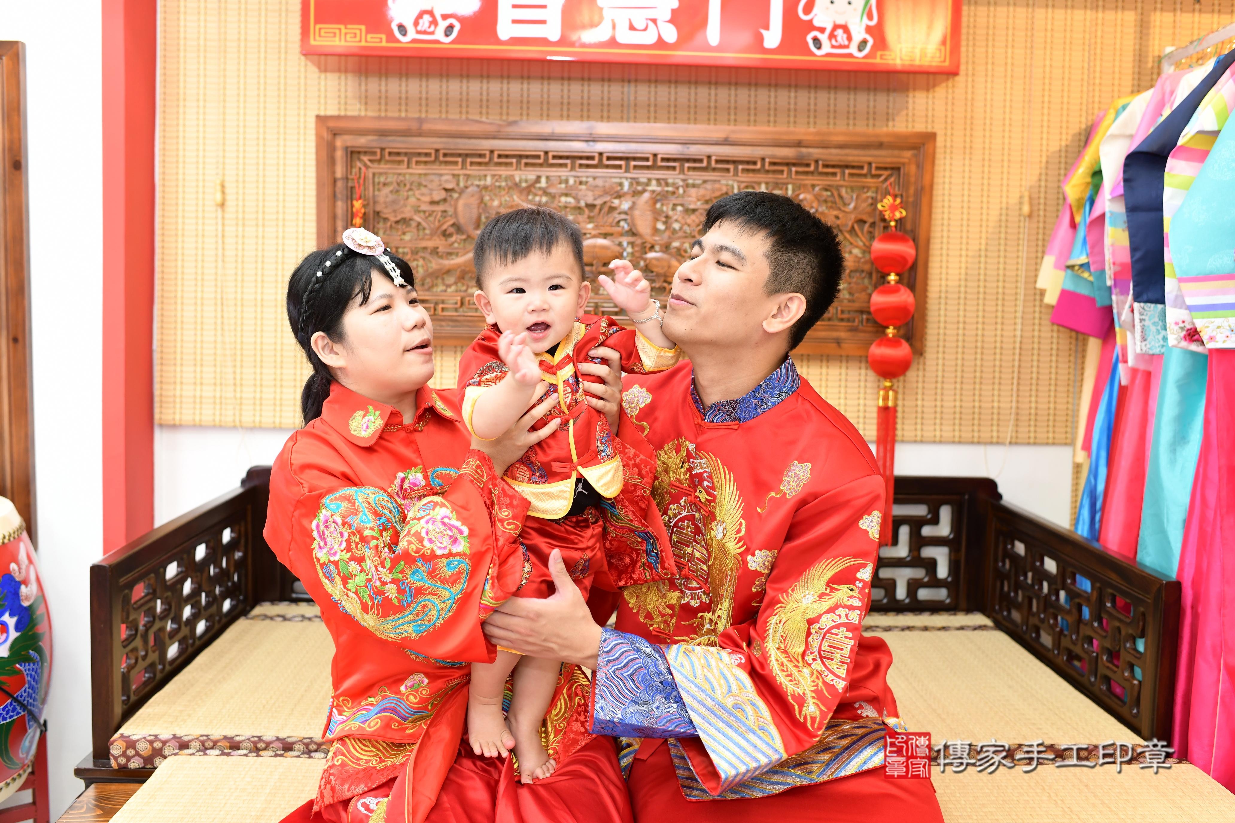 傳家手工印章高雄店、抓周、度脺、中國風會場、傳家嬰兒古禮、吉祥話、抓周道具物品24種、拍照。抓周證書。寶寶抓周、滿周歲、生日快樂、祝福 傳家手工印章高雄店、抓周、度脺、中國風會場、傳家嬰兒古禮、吉祥話、抓周道具物品24種、拍照。抓周證書。寶寶抓周、滿周歲、生日快樂、祝福