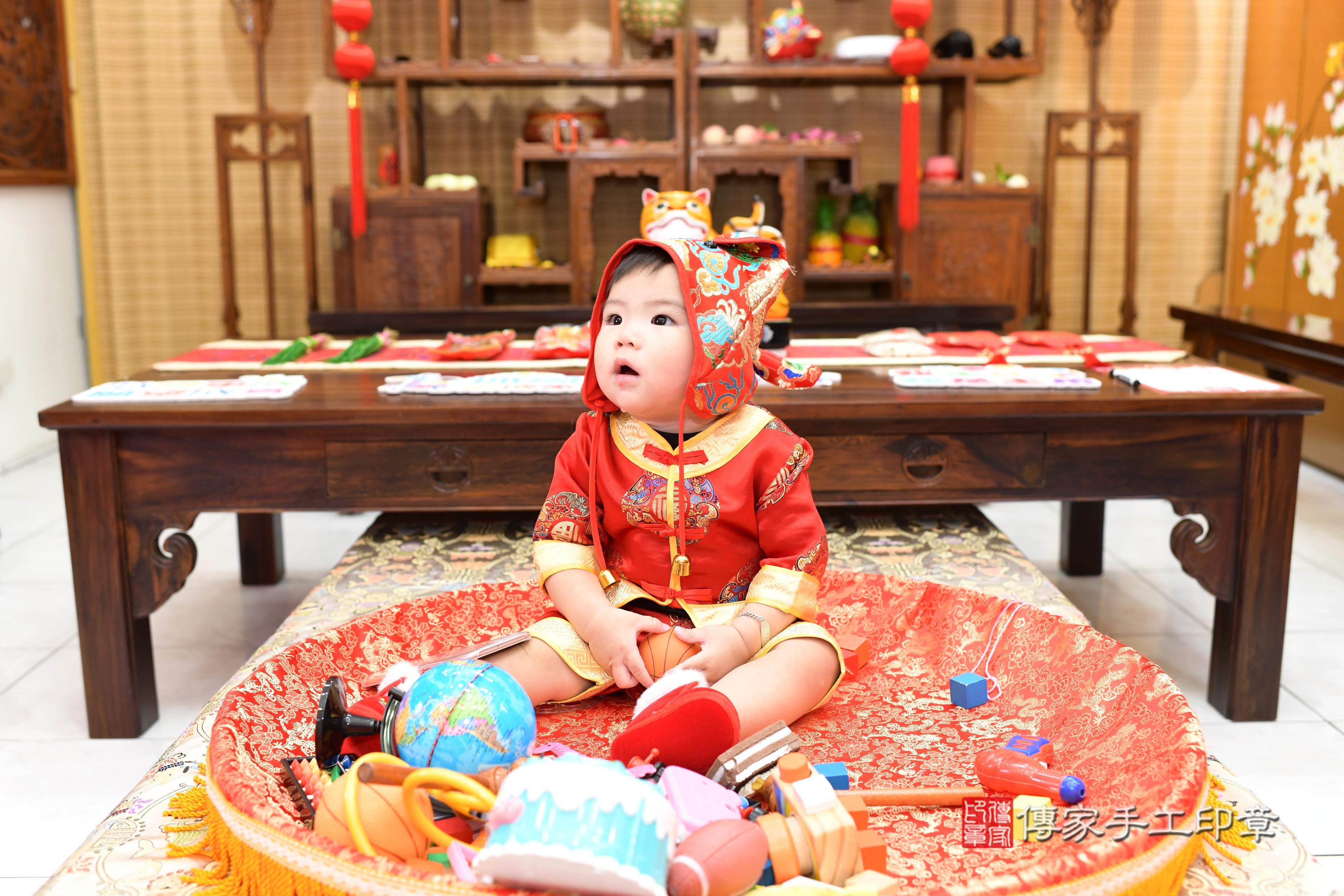 傳家手工印章高雄店、抓周、度脺、中國風會場、傳家嬰兒古禮、吉祥話、抓周道具物品24種、拍照。抓周證書。寶寶抓周、滿周歲、生日快樂、祝福 傳家手工印章高雄店、抓周、度脺、中國風會場、傳家嬰兒古禮、吉祥話、抓周道具物品24種、拍照。抓周證書。寶寶抓周、滿周歲、生日快樂、祝福