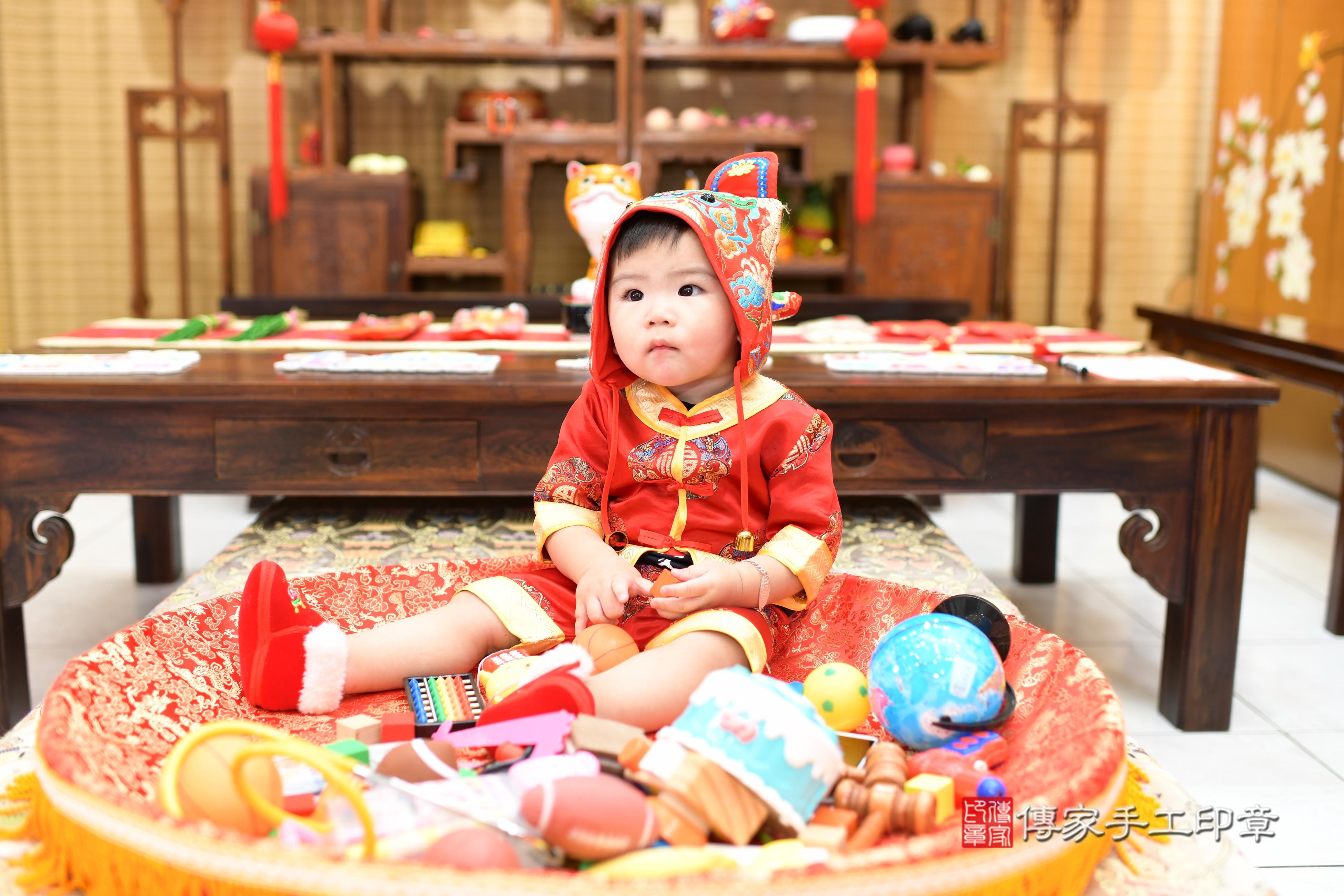 傳家手工印章高雄店、抓周、度脺、中國風會場、傳家嬰兒古禮、吉祥話、抓周道具物品24種、拍照。抓周證書。寶寶抓周、滿周歲、生日快樂、祝福 傳家手工印章高雄店、抓周、度脺、中國風會場、傳家嬰兒古禮、吉祥話、抓周道具物品24種、拍照。抓周證書。寶寶抓周、滿周歲、生日快樂、祝福