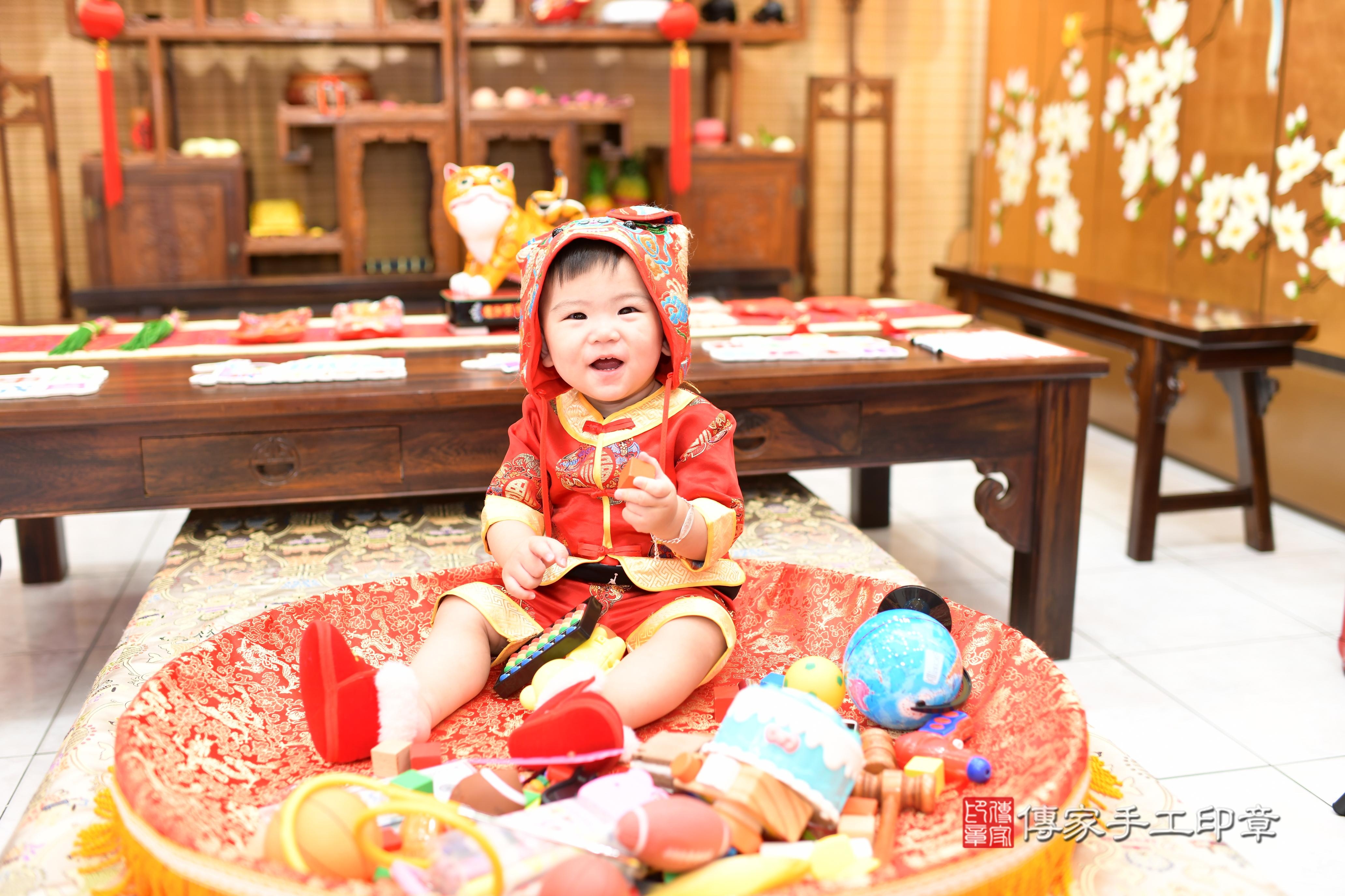 傳家手工印章高雄店、抓周、度脺、中國風會場、傳家嬰兒古禮、吉祥話、抓周道具物品24種、拍照。抓周證書。寶寶抓周、滿周歲、生日快樂、祝福 傳家手工印章高雄店、抓周、度脺、中國風會場、傳家嬰兒古禮、吉祥話、抓周道具物品24種、拍照。抓周證書。寶寶抓周、滿周歲、生日快樂、祝福