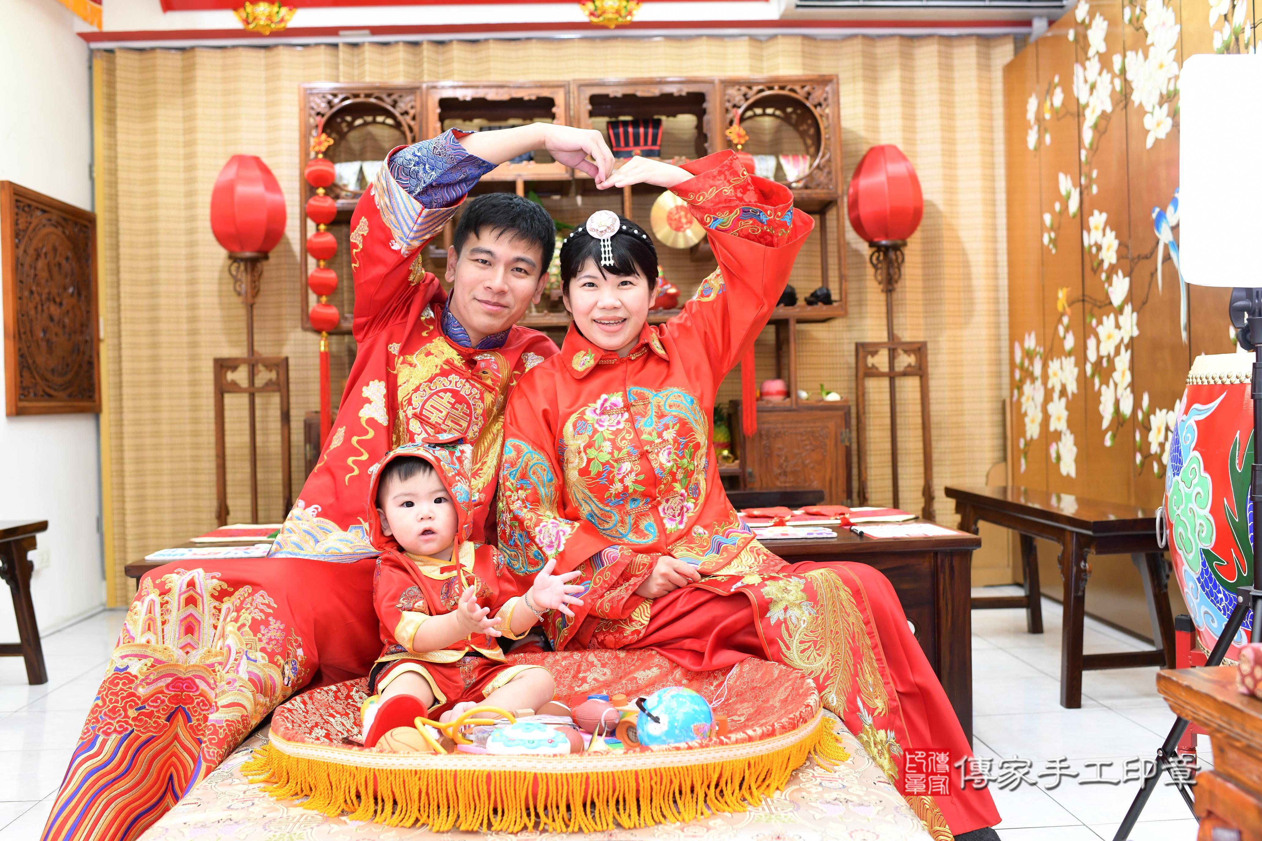 傳家手工印章高雄店、抓周、度脺、中國風會場、傳家嬰兒古禮、吉祥話、抓周道具物品24種、拍照。抓周證書。寶寶抓周、滿周歲、生日快樂、祝福 傳家手工印章高雄店、抓周、度脺、中國風會場、傳家嬰兒古禮、吉祥話、抓周道具物品24種、拍照。抓周證書。寶寶抓周、滿周歲、生日快樂、祝福