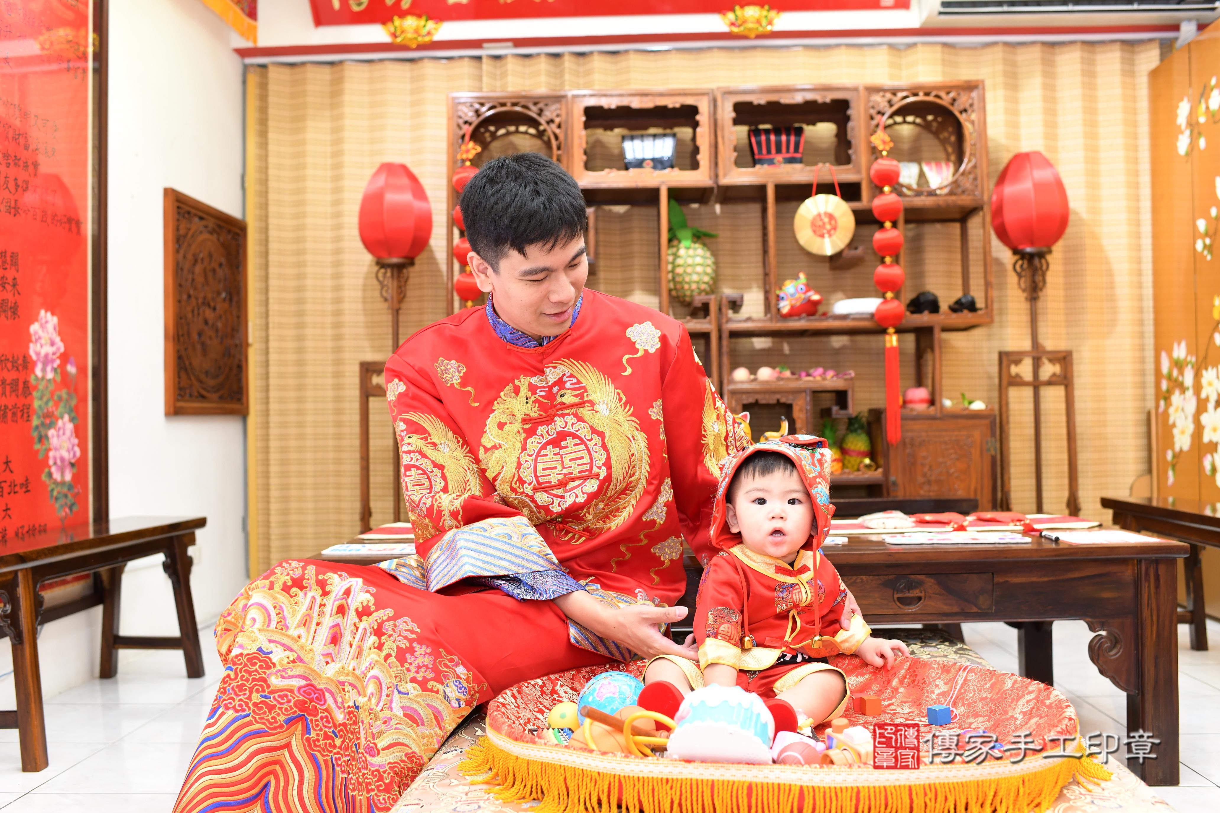 傳家手工印章高雄店、抓周、度脺、中國風會場、傳家嬰兒古禮、吉祥話、抓周道具物品24種、拍照。抓周證書。寶寶抓周、滿周歲、生日快樂、祝福 傳家手工印章高雄店、抓周、度脺、中國風會場、傳家嬰兒古禮、吉祥話、抓周道具物品24種、拍照。抓周證書。寶寶抓周、滿周歲、生日快樂、祝福