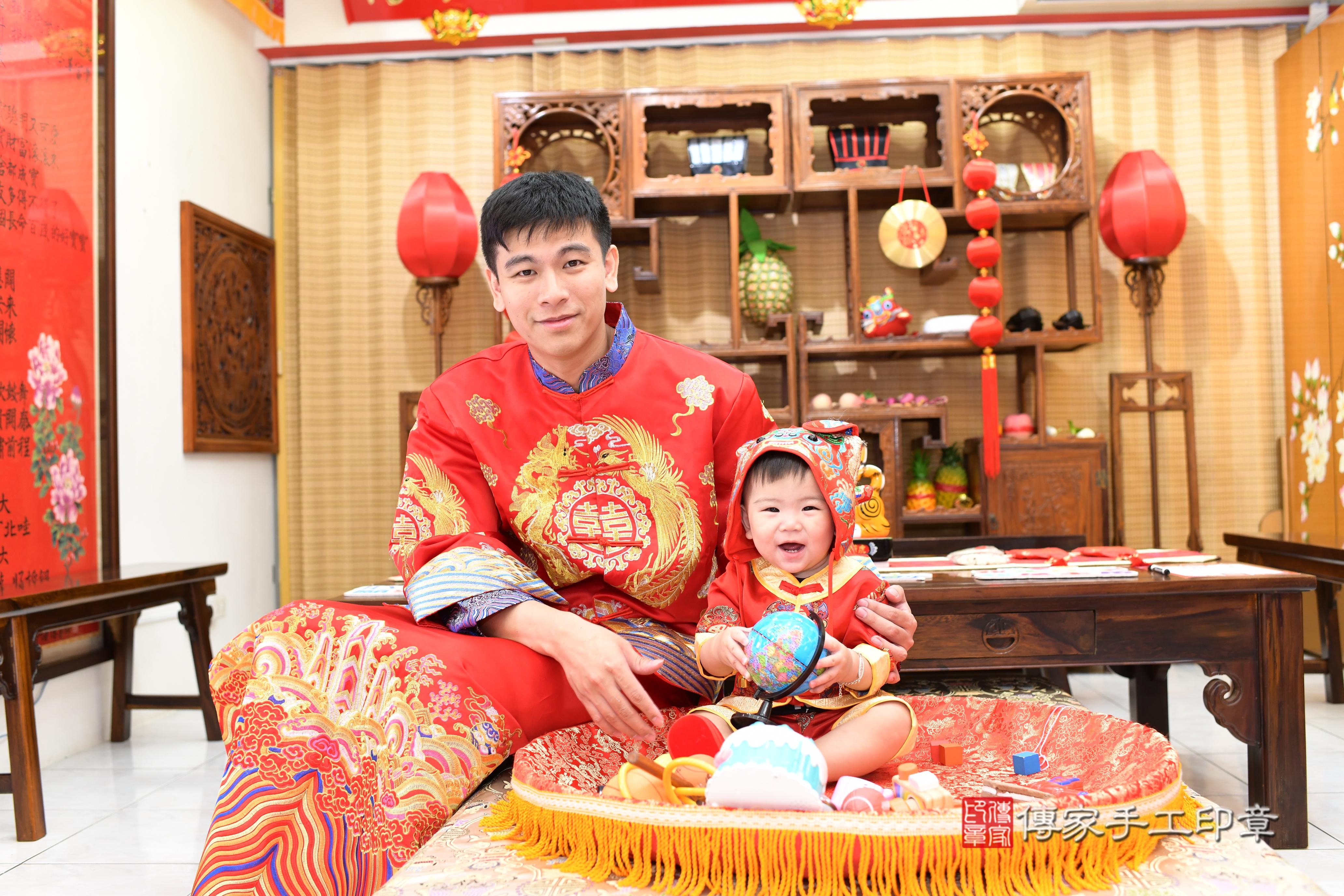 傳家手工印章高雄店、抓周、度脺、中國風會場、傳家嬰兒古禮、吉祥話、抓周道具物品24種、拍照。抓周證書。寶寶抓周、滿周歲、生日快樂、祝福 傳家手工印章高雄店、抓周、度脺、中國風會場、傳家嬰兒古禮、吉祥話、抓周道具物品24種、拍照。抓周證書。寶寶抓周、滿周歲、生日快樂、祝福