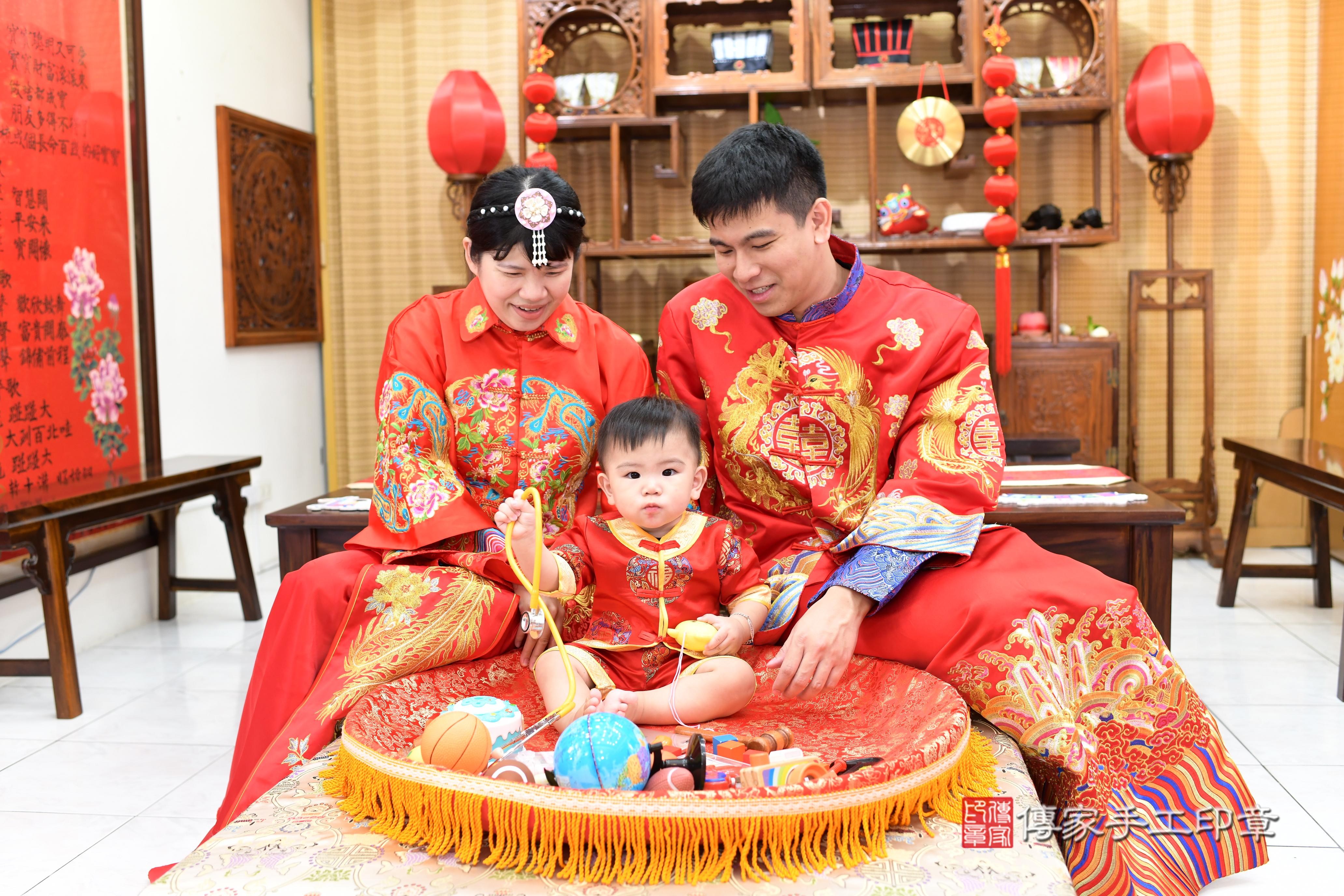 傳家手工印章高雄店、抓周、度脺、中國風會場、傳家嬰兒古禮、吉祥話、抓周道具物品24種、拍照。抓周證書。寶寶抓周、滿周歲、生日快樂、祝福 傳家手工印章高雄店、抓周、度脺、中國風會場、傳家嬰兒古禮、吉祥話、抓周道具物品24種、拍照。抓周證書。寶寶抓周、滿周歲、生日快樂、祝福