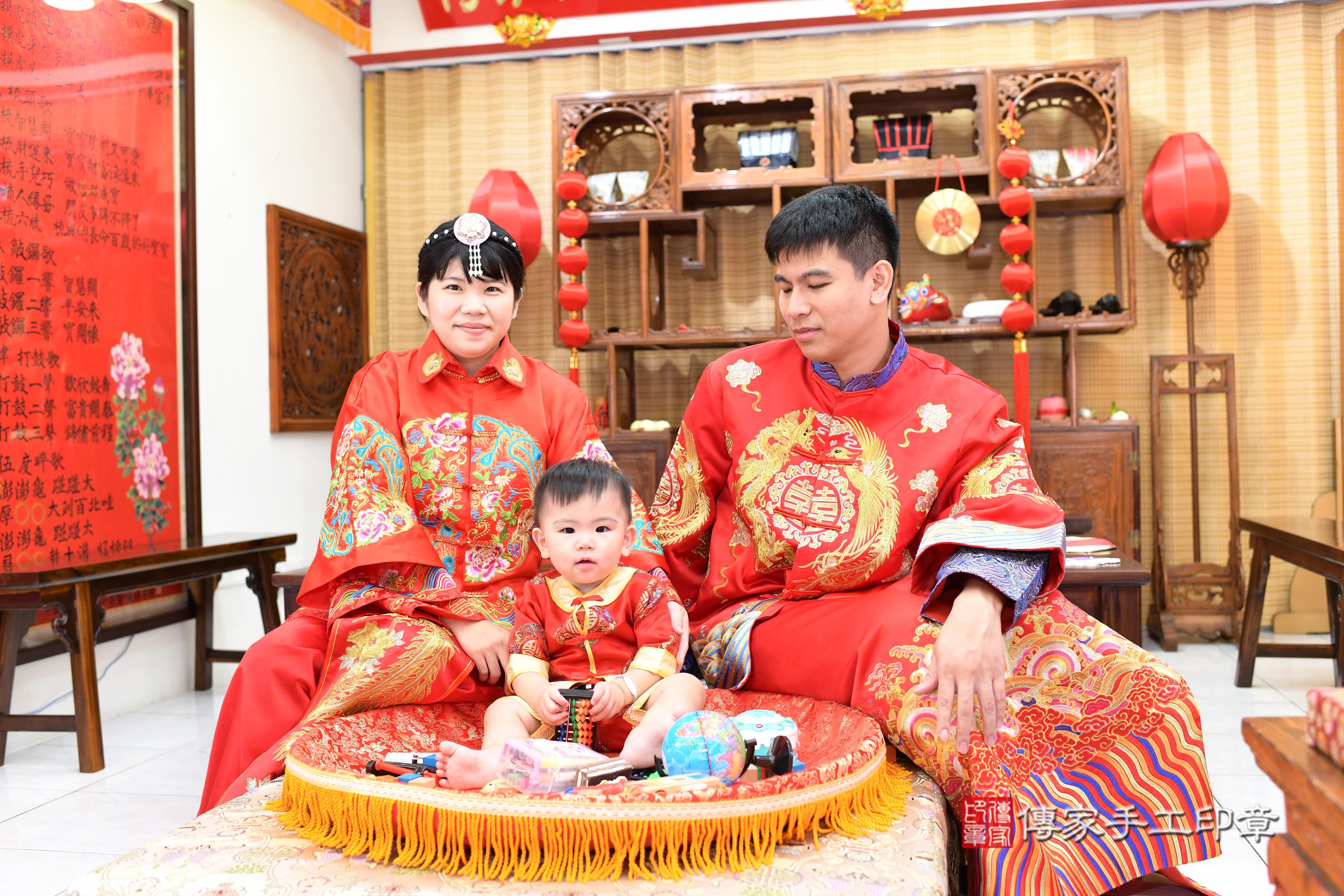 傳家手工印章高雄店、抓周、度脺、中國風會場、傳家嬰兒古禮、吉祥話、抓周道具物品24種、拍照。抓周證書。寶寶抓周、滿周歲、生日快樂、祝福 傳家手工印章高雄店、抓周、度脺、中國風會場、傳家嬰兒古禮、吉祥話、抓周道具物品24種、拍照。抓周證書。寶寶抓周、滿周歲、生日快樂、祝福