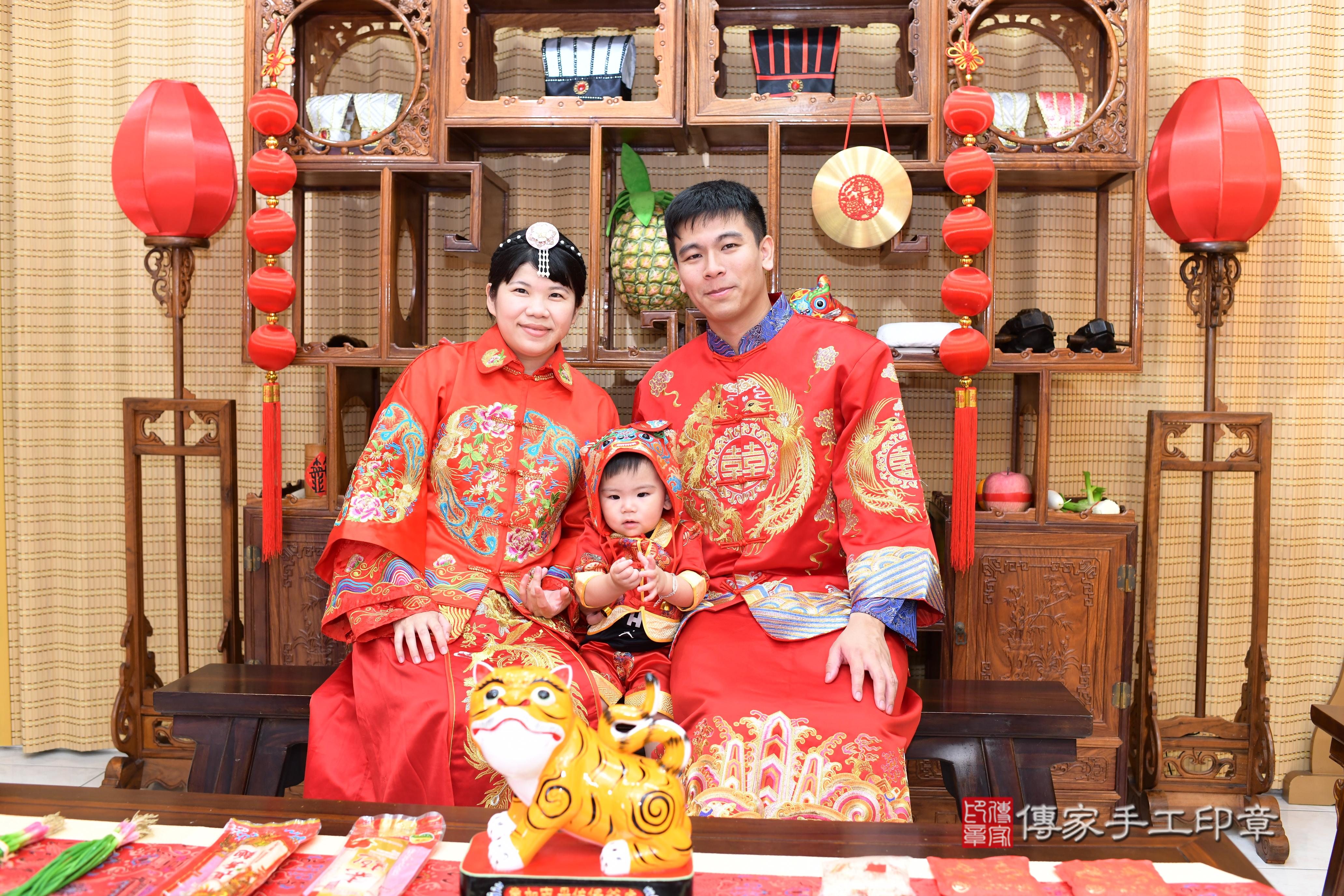 傳家手工印章高雄店、抓周、度脺、中國風會場、傳家嬰兒古禮、吉祥話、抓周道具物品24種、拍照。抓周證書。寶寶抓周、滿周歲、生日快樂、祝福 傳家手工印章高雄店、抓周、度脺、中國風會場、傳家嬰兒古禮、吉祥話、抓周道具物品24種、拍照。抓周證書。寶寶抓周、滿周歲、生日快樂、祝福