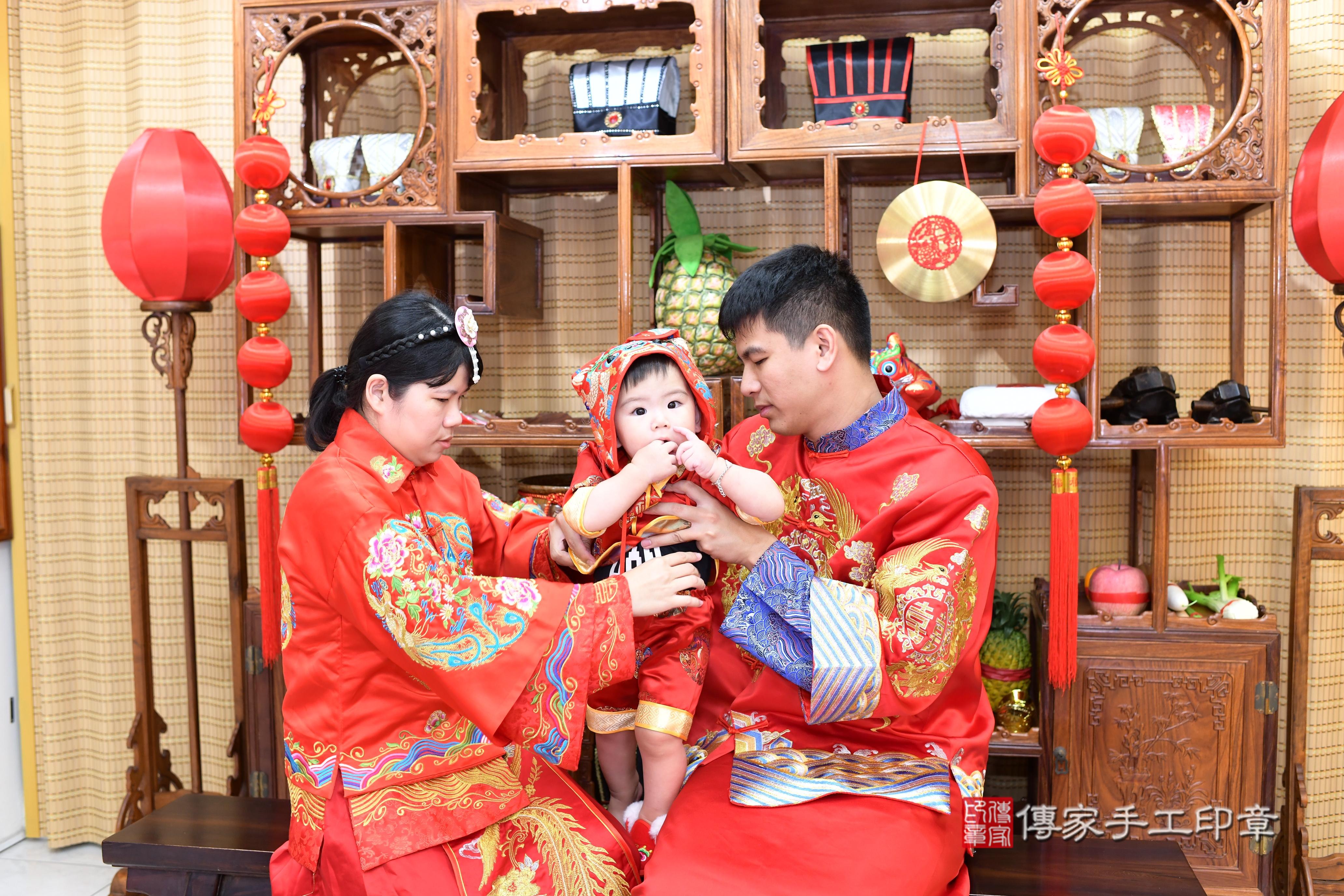 傳家手工印章高雄店、抓周、度脺、中國風會場、傳家嬰兒古禮、吉祥話、抓周道具物品24種、拍照。抓周證書。寶寶抓周、滿周歲、生日快樂、祝福 傳家手工印章高雄店、抓周、度脺、中國風會場、傳家嬰兒古禮、吉祥話、抓周道具物品24種、拍照。抓周證書。寶寶抓周、滿周歲、生日快樂、祝福