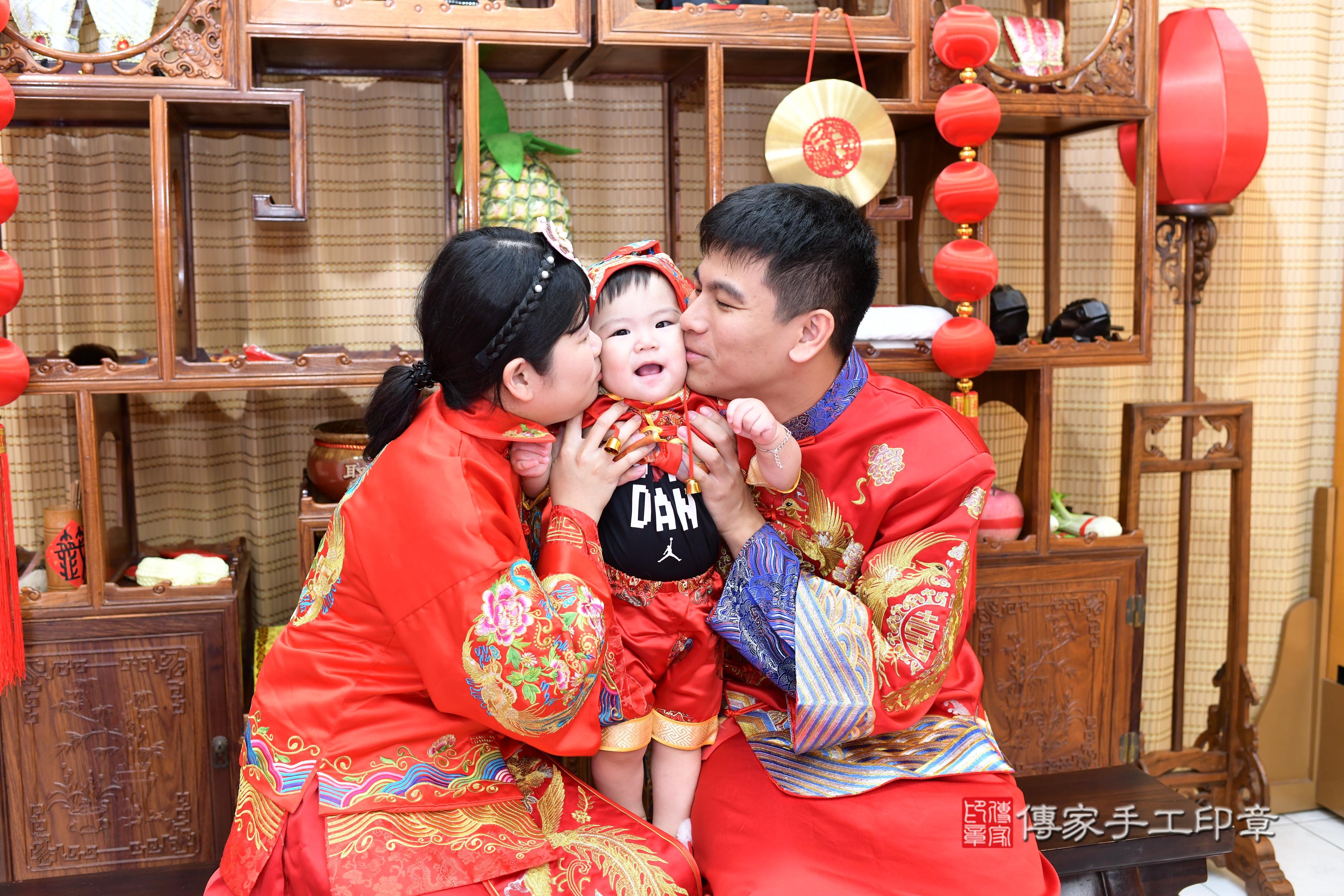 傳家手工印章高雄店、抓周、度脺、中國風會場、傳家嬰兒古禮、吉祥話、抓周道具物品24種、拍照。抓周證書。寶寶抓周、滿周歲、生日快樂、祝福 傳家手工印章高雄店、抓周、度脺、中國風會場、傳家嬰兒古禮、吉祥話、抓周道具物品24種、拍照。抓周證書。寶寶抓周、滿周歲、生日快樂、祝福