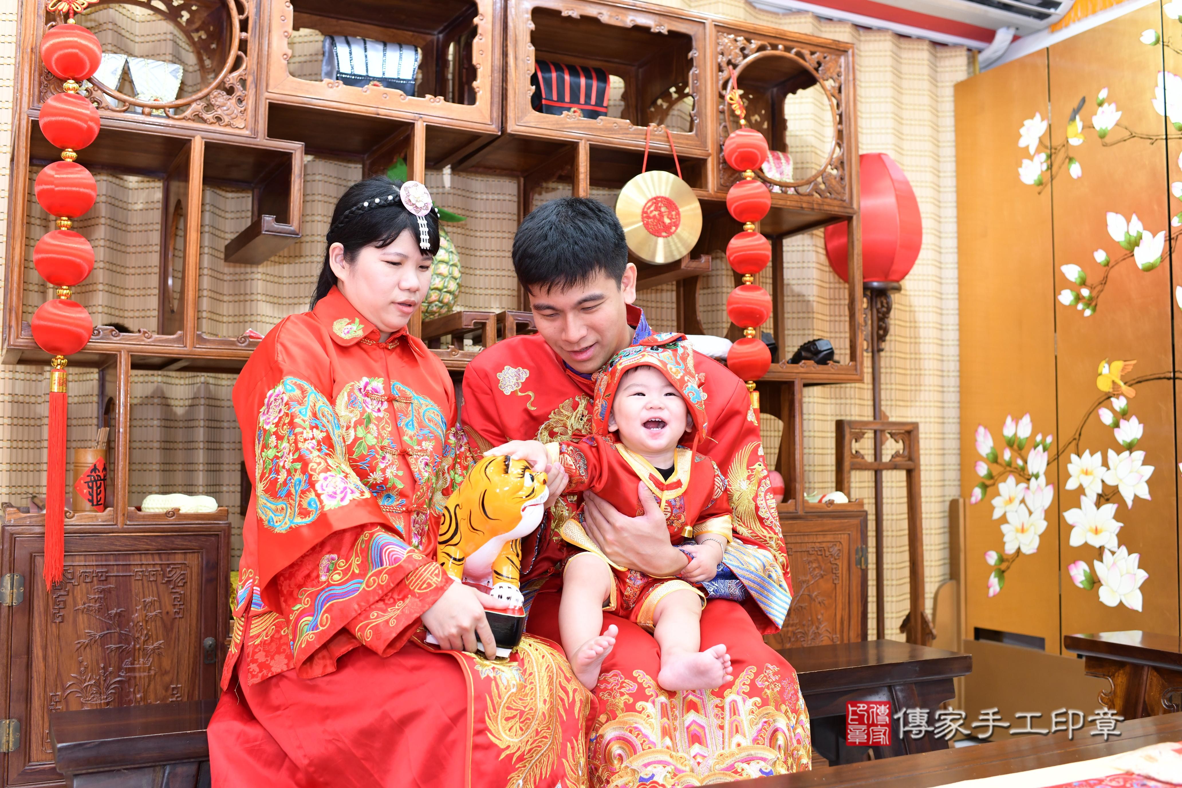 傳家手工印章高雄店、抓周、度脺、中國風會場、傳家嬰兒古禮、吉祥話、抓周道具物品24種、拍照。抓周證書。寶寶抓周、滿周歲、生日快樂、祝福 傳家手工印章高雄店、抓周、度脺、中國風會場、傳家嬰兒古禮、吉祥話、抓周道具物品24種、拍照。抓周證書。寶寶抓周、滿周歲、生日快樂、祝福