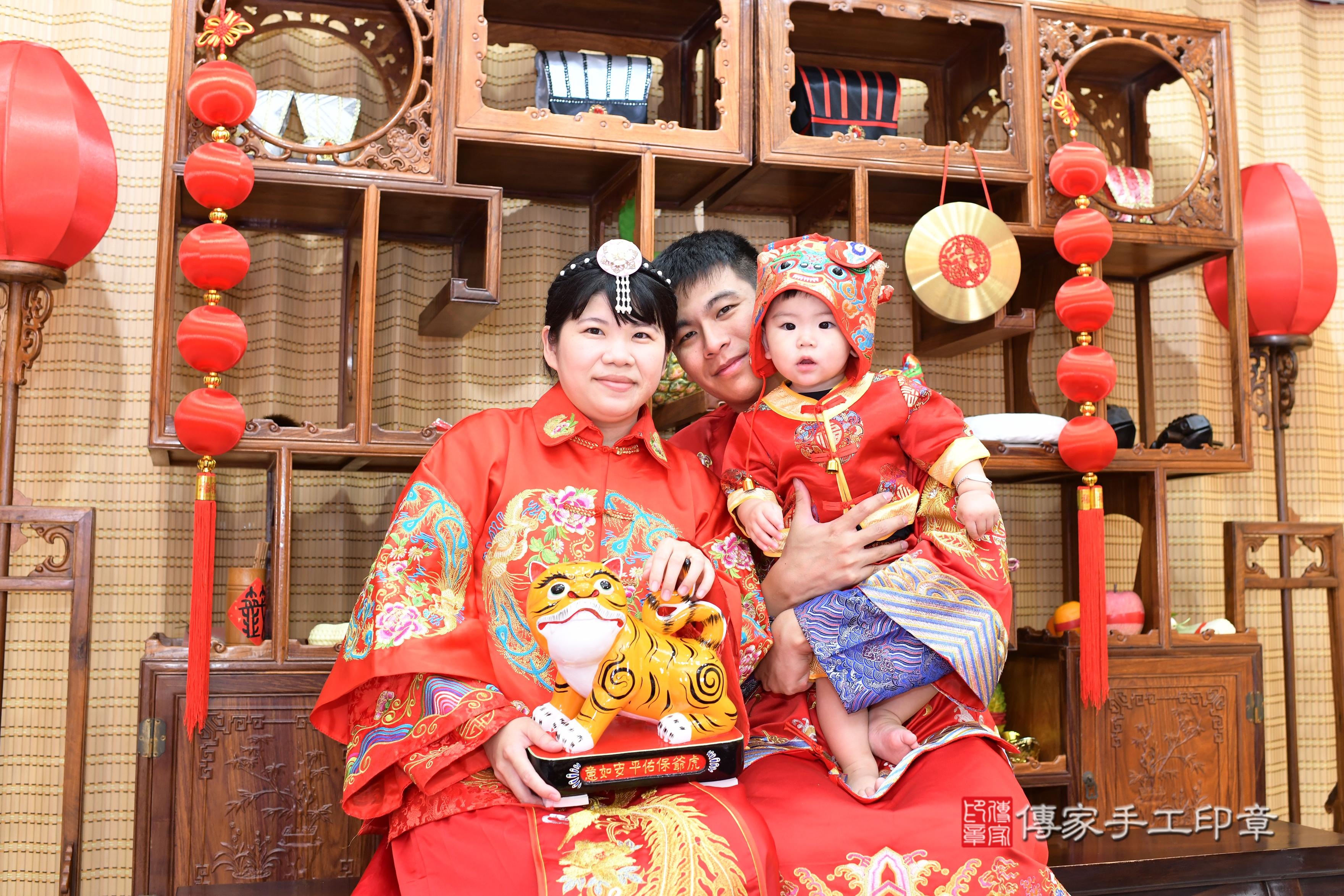 傳家手工印章高雄店、抓周、度脺、中國風會場、傳家嬰兒古禮、吉祥話、抓周道具物品24種、拍照。抓周證書。寶寶抓周、滿周歲、生日快樂、祝福 傳家手工印章高雄店、抓周、度脺、中國風會場、傳家嬰兒古禮、吉祥話、抓周道具物品24種、拍照。抓周證書。寶寶抓周、滿周歲、生日快樂、祝福