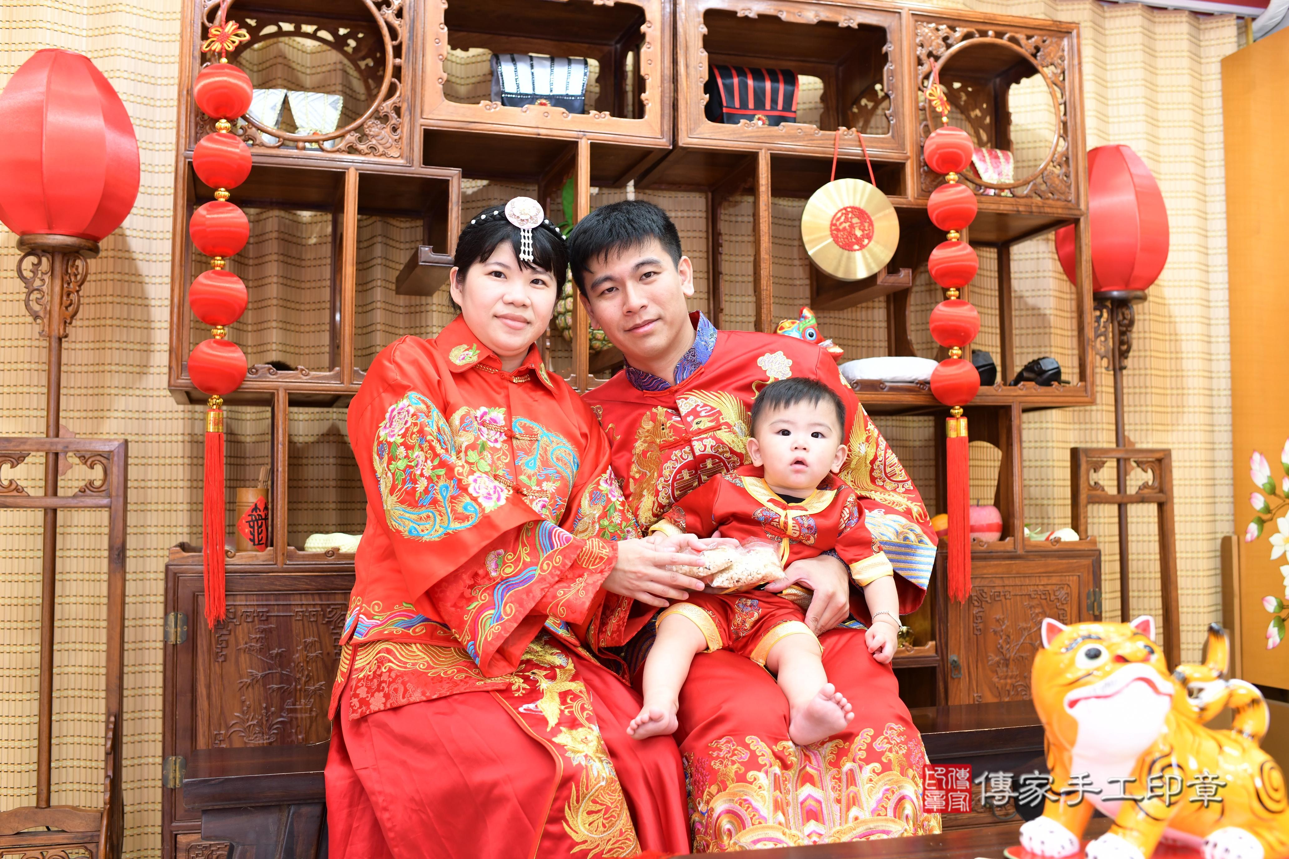 傳家手工印章高雄店、抓周、度脺、中國風會場、傳家嬰兒古禮、吉祥話、抓周道具物品24種、拍照。抓周證書。寶寶抓周、滿周歲、生日快樂、祝福 傳家手工印章高雄店、抓周、度脺、中國風會場、傳家嬰兒古禮、吉祥話、抓周道具物品24種、拍照。抓周證書。寶寶抓周、滿周歲、生日快樂、祝福