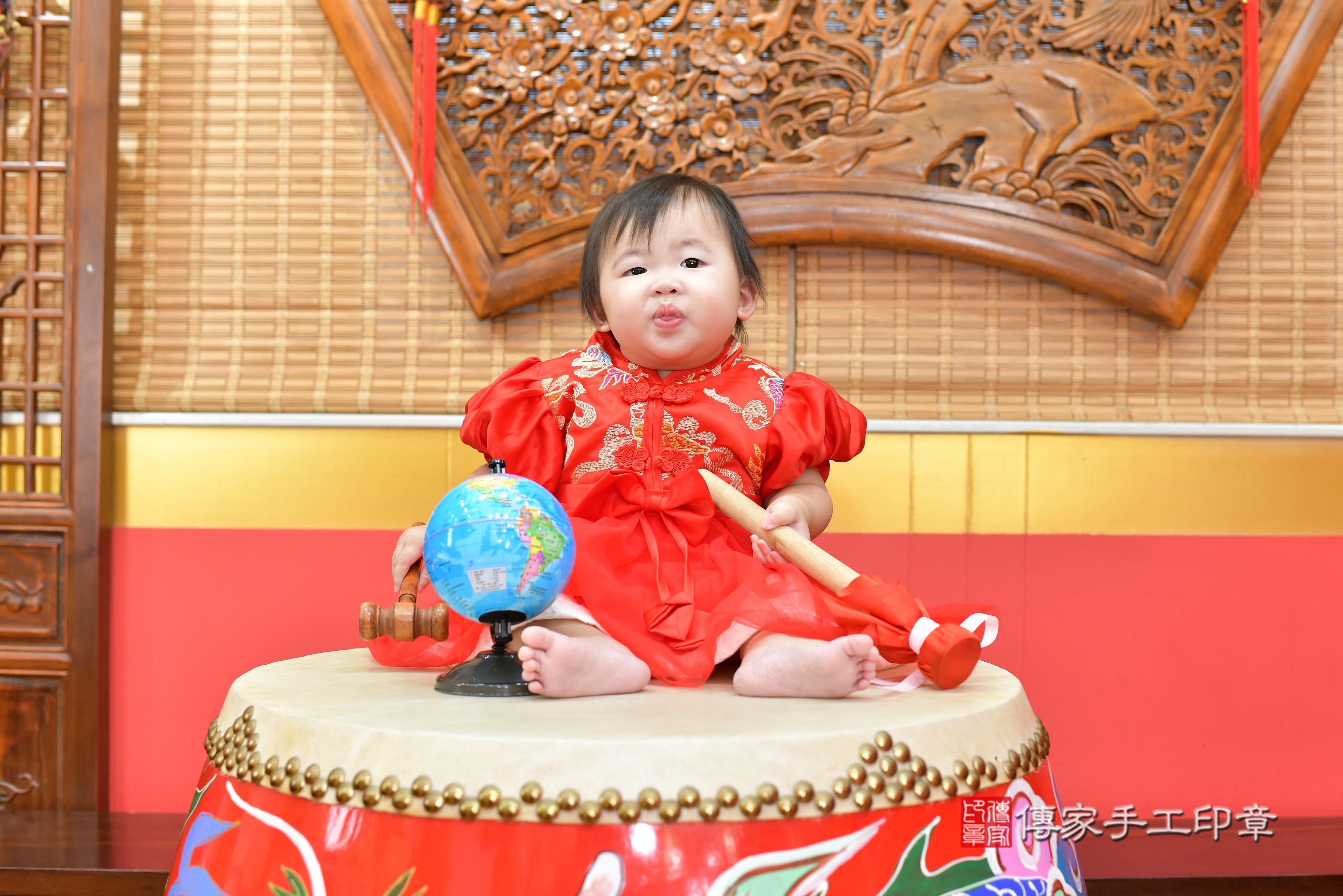 傳家手工印章桃園店、抓周、度脺、中國風會場、傳家嬰兒古禮、吉祥話、抓周道具物品24種、拍照。抓周證書。寶寶抓周、滿周歲、生日快樂、祝福 傳家手工印章桃園店、抓周、度脺、中國風會場、傳家嬰兒古禮、吉祥話、抓周道具物品24種、拍照。抓周證書。寶寶抓周、滿周歲、生日快樂、祝福