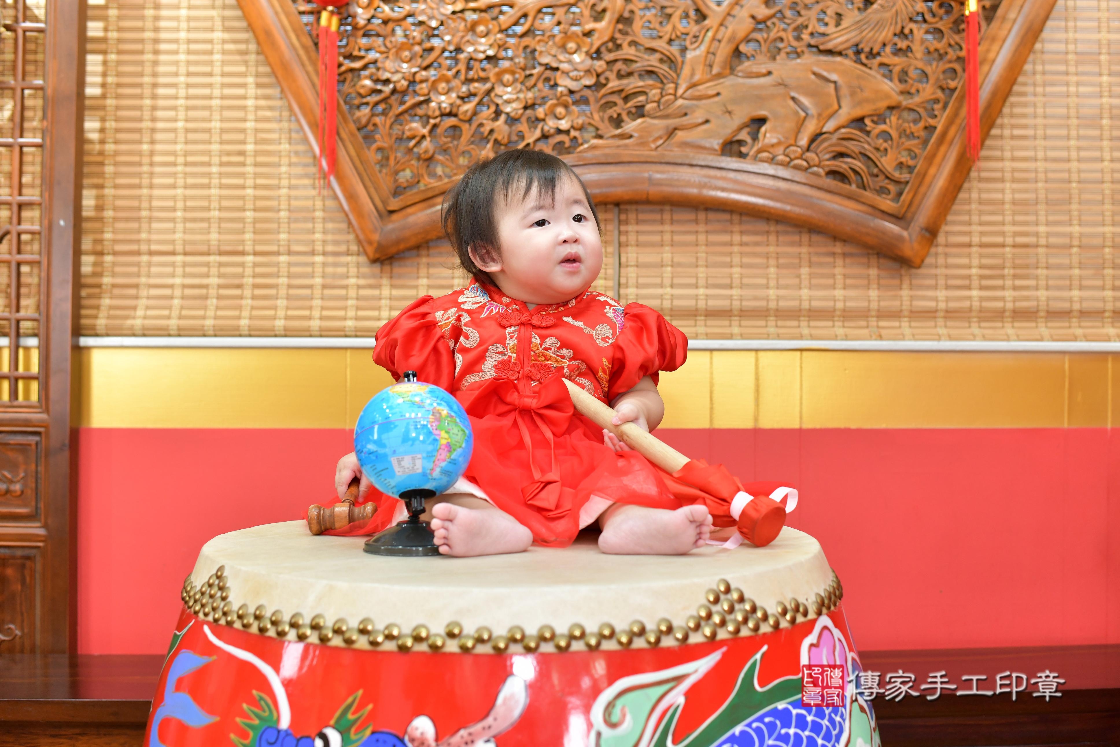 傳家手工印章桃園店、抓周、度脺、中國風會場、傳家嬰兒古禮、吉祥話、抓周道具物品24種、拍照。抓周證書。寶寶抓周、滿周歲、生日快樂、祝福 傳家手工印章桃園店、抓周、度脺、中國風會場、傳家嬰兒古禮、吉祥話、抓周道具物品24種、拍照。抓周證書。寶寶抓周、滿周歲、生日快樂、祝福