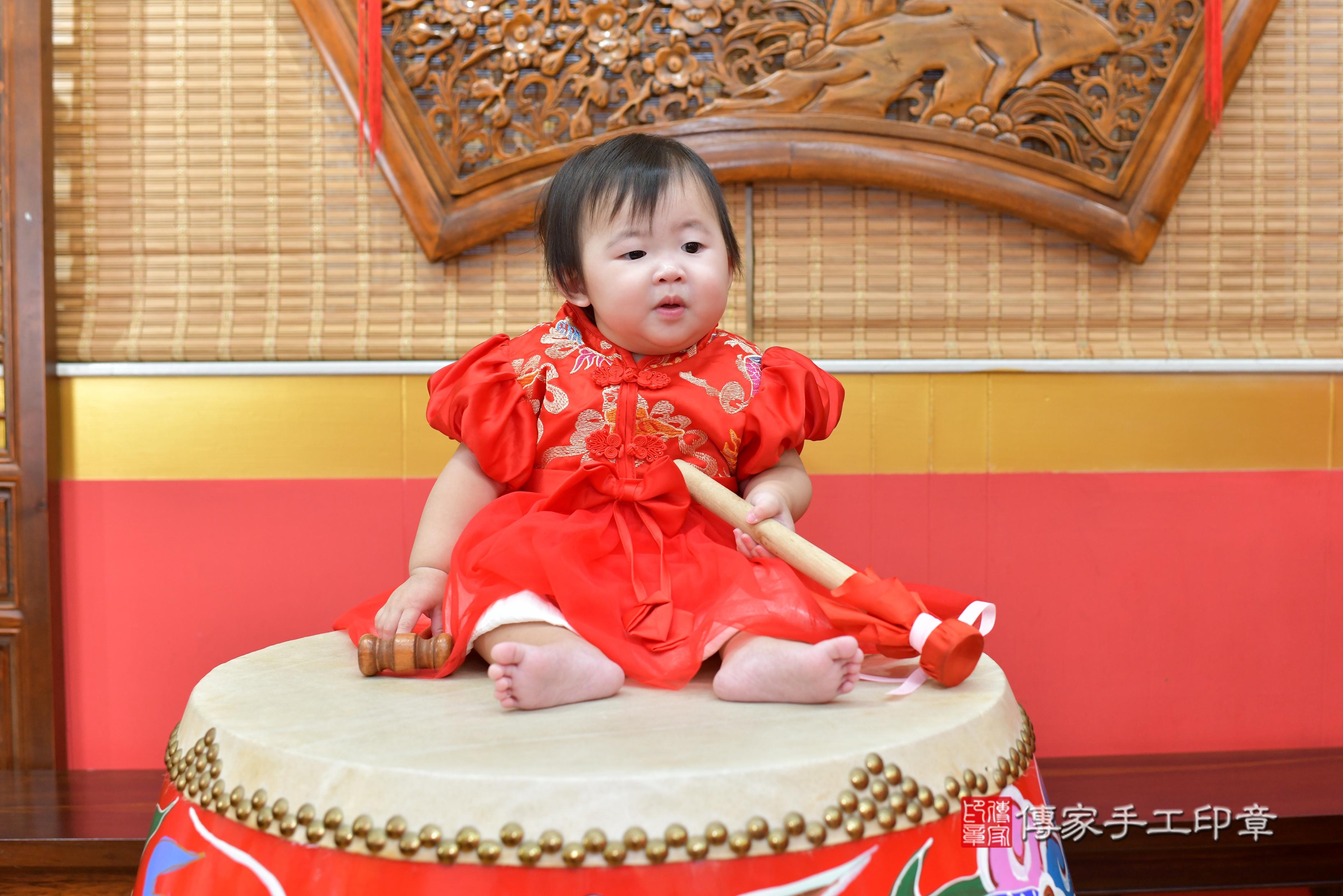 傳家手工印章桃園店、抓周、度脺、中國風會場、傳家嬰兒古禮、吉祥話、抓周道具物品24種、拍照。抓周證書。寶寶抓周、滿周歲、生日快樂、祝福 傳家手工印章桃園店、抓周、度脺、中國風會場、傳家嬰兒古禮、吉祥話、抓周道具物品24種、拍照。抓周證書。寶寶抓周、滿周歲、生日快樂、祝福