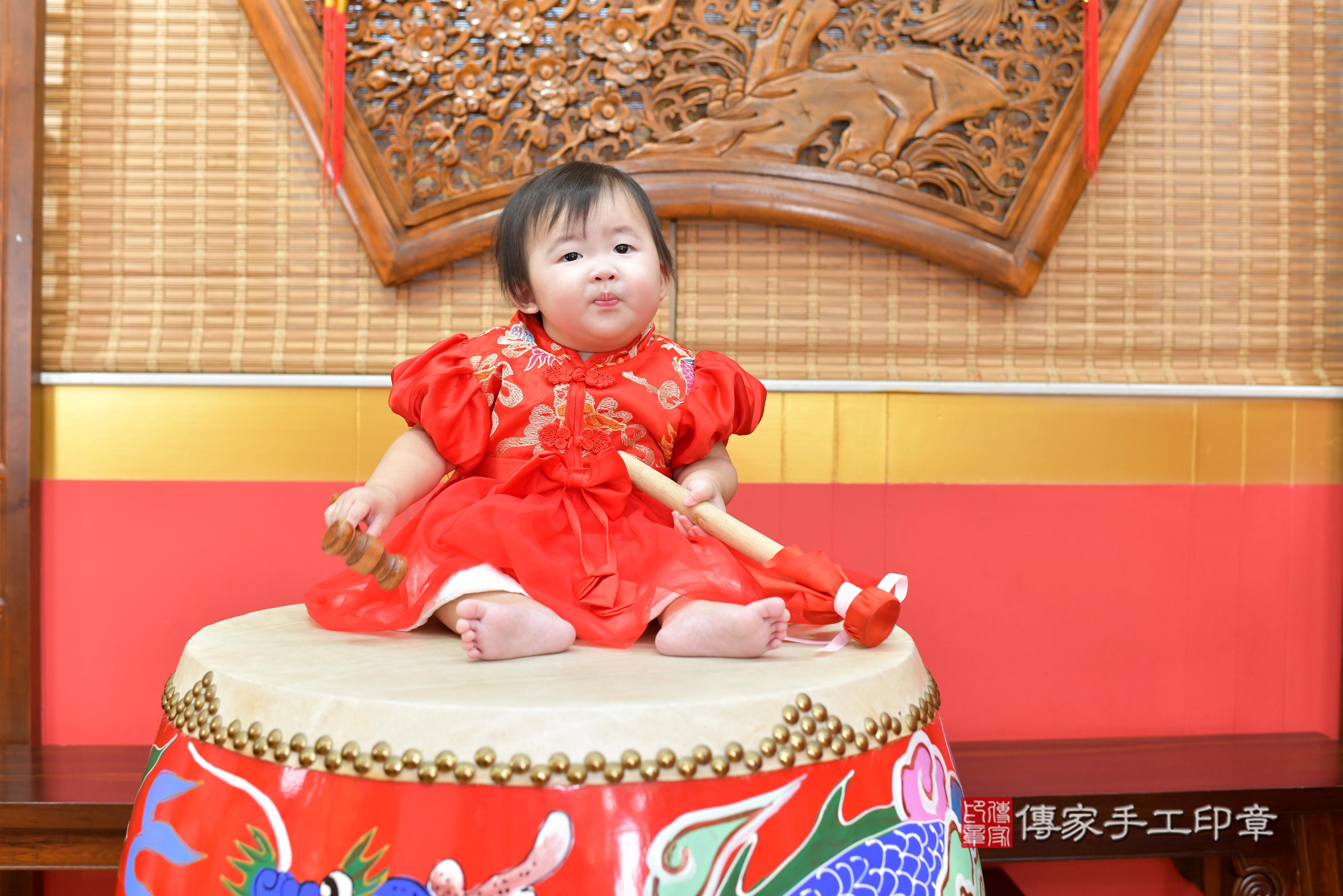 傳家手工印章桃園店、抓周、度脺、中國風會場、傳家嬰兒古禮、吉祥話、抓周道具物品24種、拍照。抓周證書。寶寶抓周、滿周歲、生日快樂、祝福 傳家手工印章桃園店、抓周、度脺、中國風會場、傳家嬰兒古禮、吉祥話、抓周道具物品24種、拍照。抓周證書。寶寶抓周、滿周歲、生日快樂、祝福