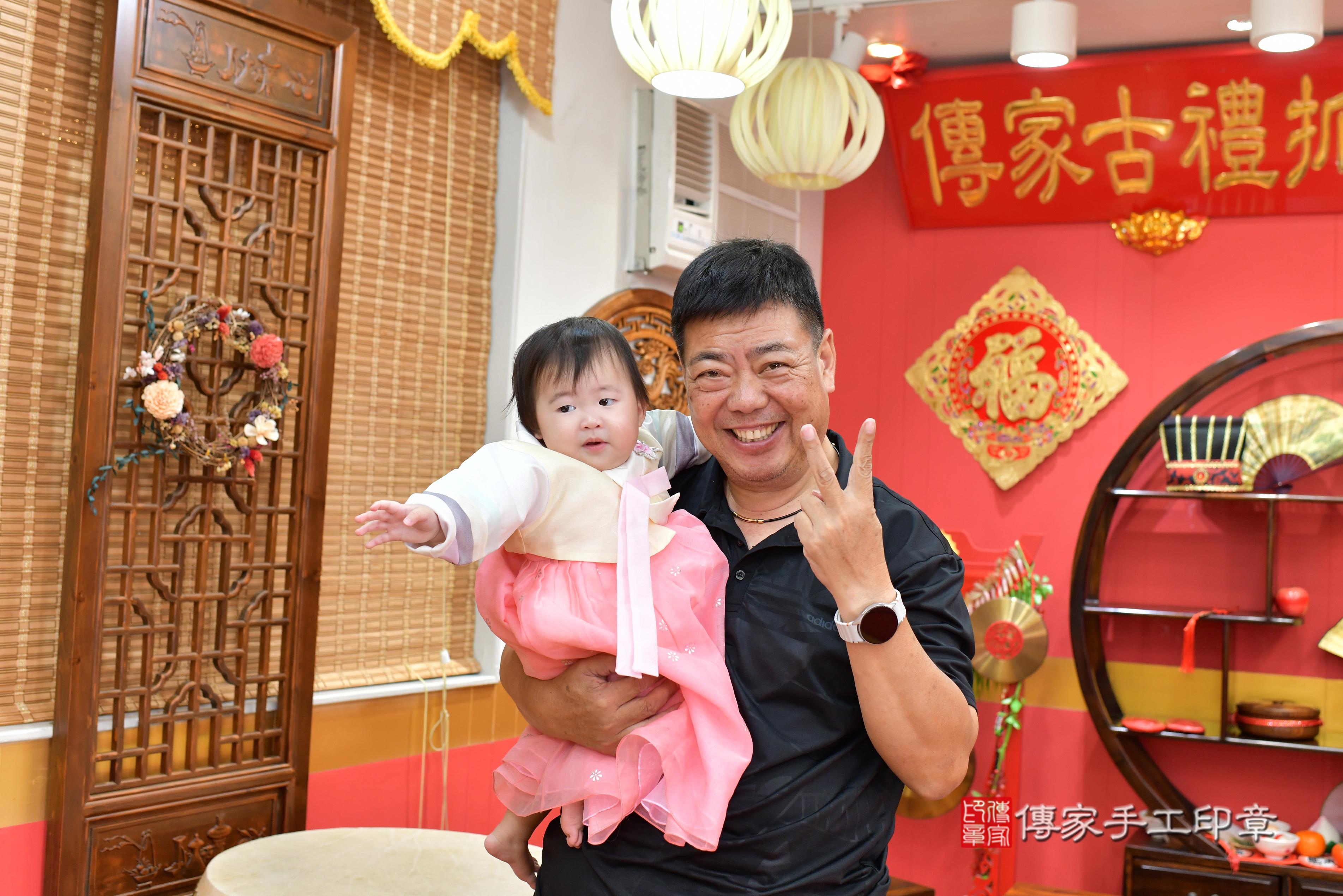 傳家手工印章桃園店、抓周、度脺、中國風會場、傳家嬰兒古禮、吉祥話、抓周道具物品24種、拍照。抓周證書。寶寶抓周、滿周歲、生日快樂、祝福 傳家手工印章桃園店、抓周、度脺、中國風會場、傳家嬰兒古禮、吉祥話、抓周道具物品24種、拍照。抓周證書。寶寶抓周、滿周歲、生日快樂、祝福