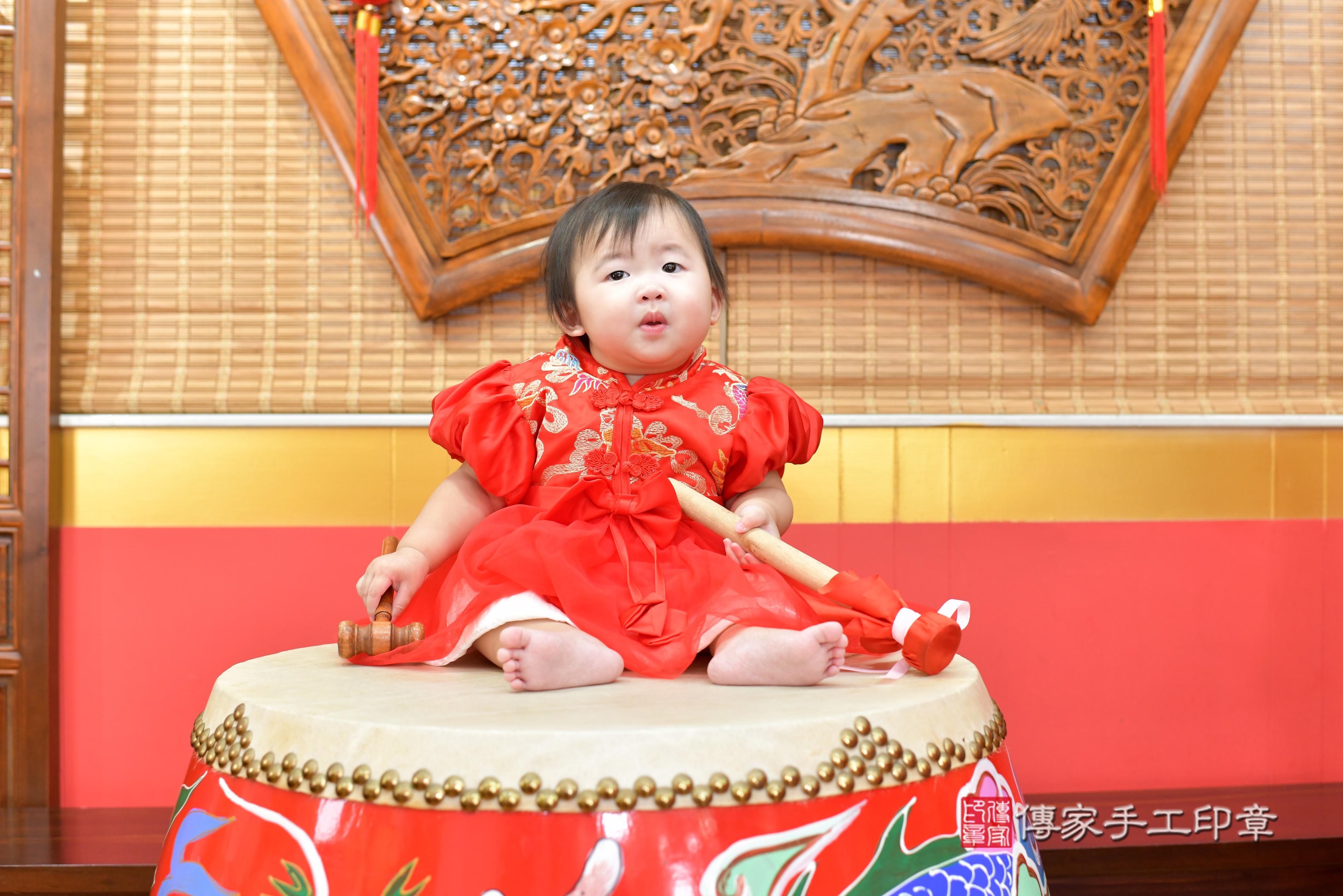 傳家手工印章桃園店、抓周、度脺、中國風會場、傳家嬰兒古禮、吉祥話、抓周道具物品24種、拍照。抓周證書。寶寶抓周、滿周歲、生日快樂、祝福 傳家手工印章桃園店、抓周、度脺、中國風會場、傳家嬰兒古禮、吉祥話、抓周道具物品24種、拍照。抓周證書。寶寶抓周、滿周歲、生日快樂、祝福