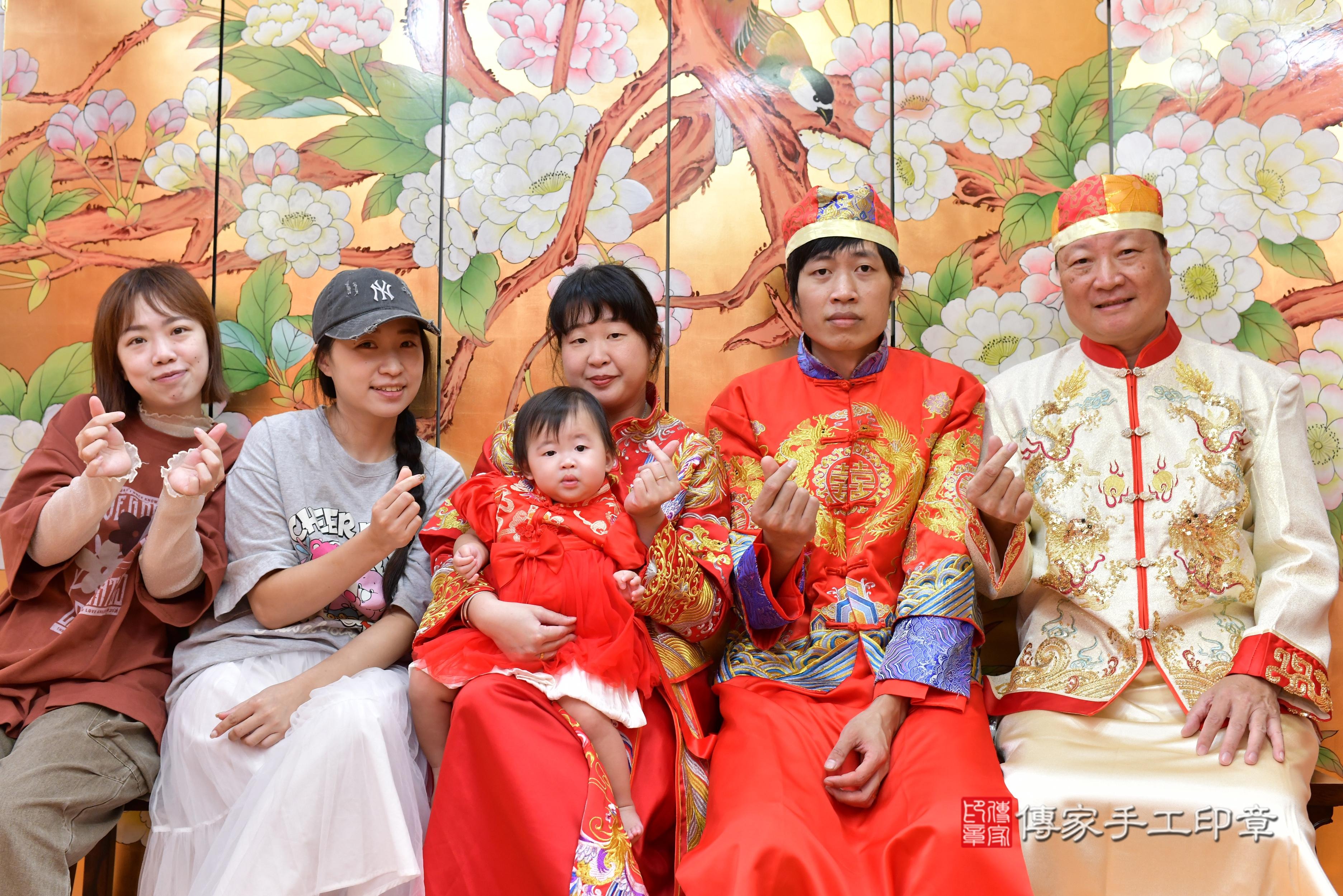 傳家手工印章桃園店、抓周、度脺、中國風會場、傳家嬰兒古禮、吉祥話、抓周道具物品24種、拍照。抓周證書。寶寶抓周、滿周歲、生日快樂、祝福 傳家手工印章桃園店、抓周、度脺、中國風會場、傳家嬰兒古禮、吉祥話、抓周道具物品24種、拍照。抓周證書。寶寶抓周、滿周歲、生日快樂、祝福