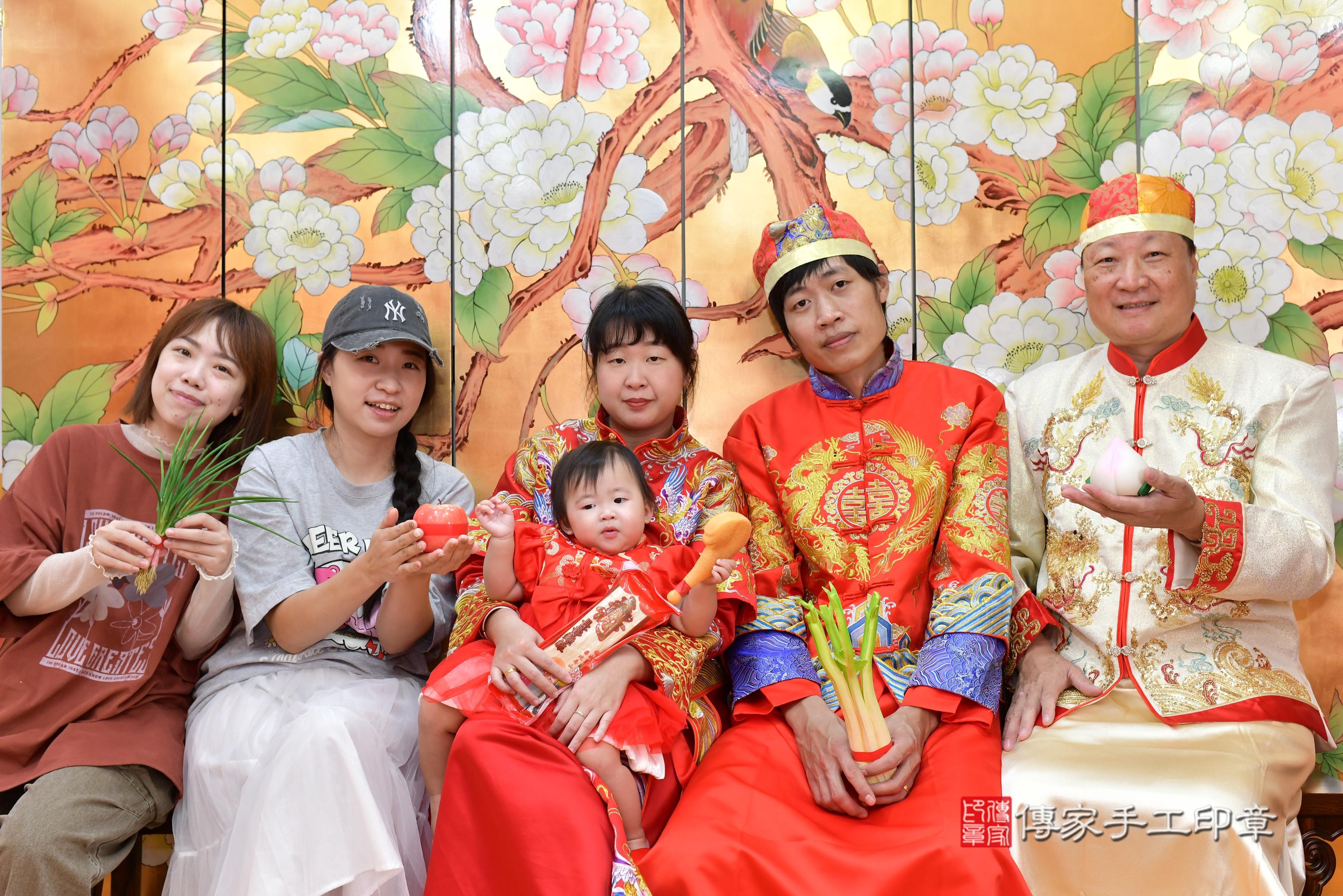 傳家手工印章桃園店、抓周、度脺、中國風會場、傳家嬰兒古禮、吉祥話、抓周道具物品24種、拍照。抓周證書。寶寶抓周、滿周歲、生日快樂、祝福 傳家手工印章桃園店、抓周、度脺、中國風會場、傳家嬰兒古禮、吉祥話、抓周道具物品24種、拍照。抓周證書。寶寶抓周、滿周歲、生日快樂、祝福