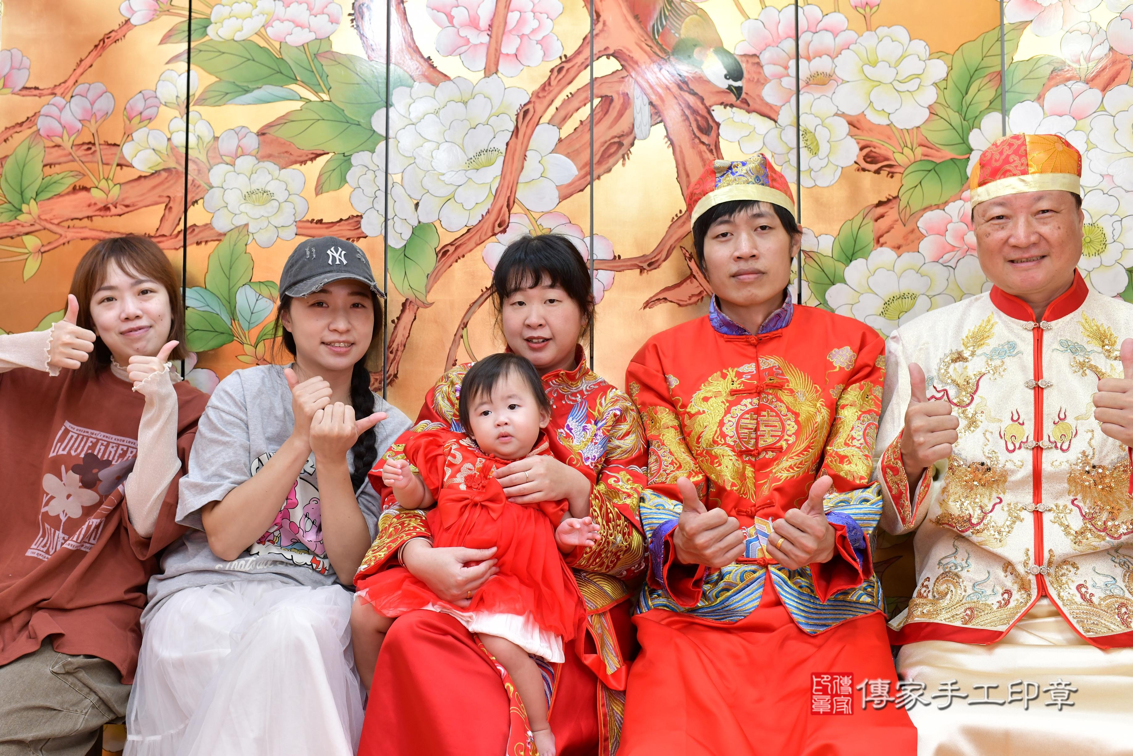 傳家手工印章桃園店、抓周、度脺、中國風會場、傳家嬰兒古禮、吉祥話、抓周道具物品24種、拍照。抓周證書。寶寶抓周、滿周歲、生日快樂、祝福 傳家手工印章桃園店、抓周、度脺、中國風會場、傳家嬰兒古禮、吉祥話、抓周道具物品24種、拍照。抓周證書。寶寶抓周、滿周歲、生日快樂、祝福