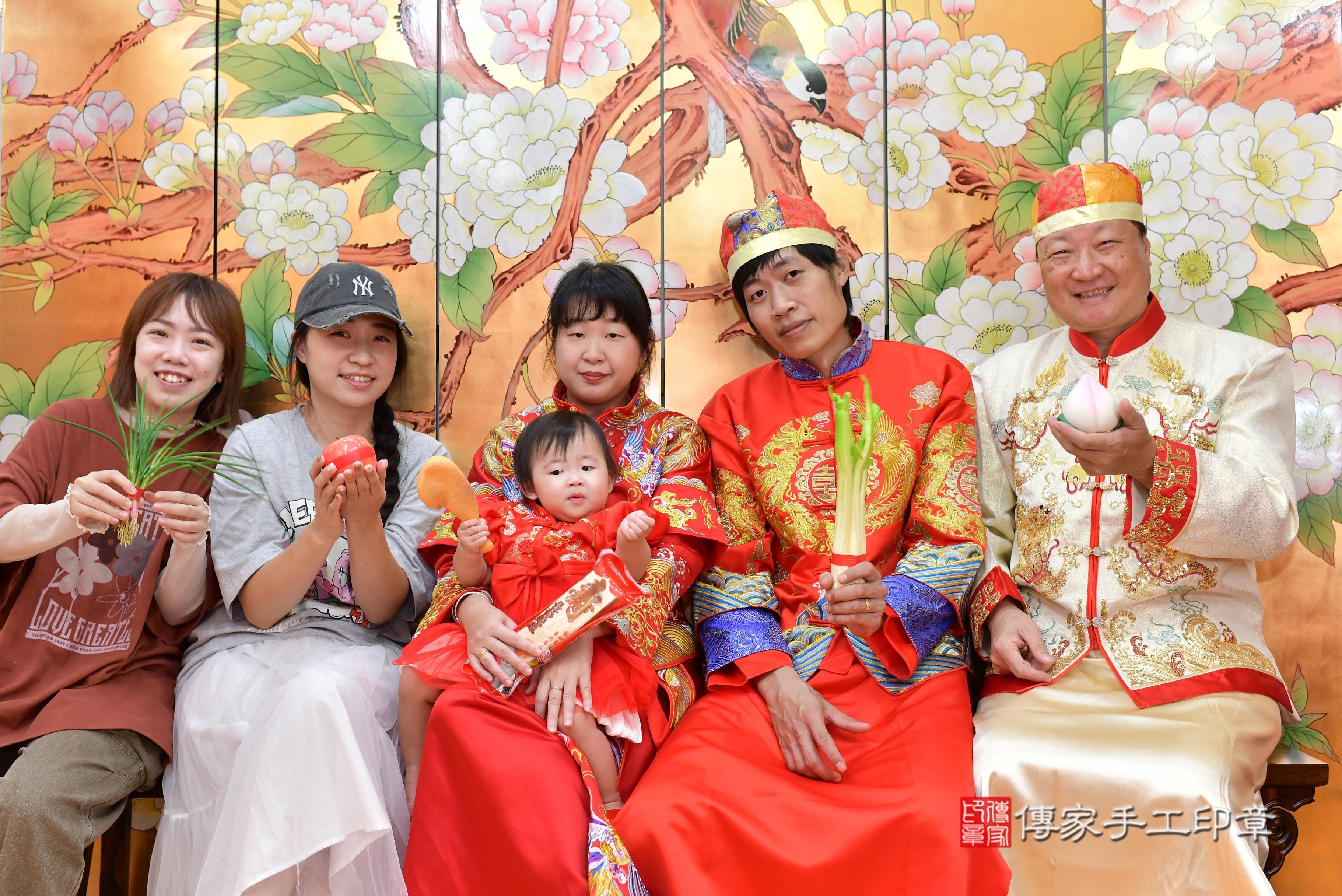 傳家手工印章桃園店、抓周、度脺、中國風會場、傳家嬰兒古禮、吉祥話、抓周道具物品24種、拍照。抓周證書。寶寶抓周、滿周歲、生日快樂、祝福 傳家手工印章桃園店、抓周、度脺、中國風會場、傳家嬰兒古禮、吉祥話、抓周道具物品24種、拍照。抓周證書。寶寶抓周、滿周歲、生日快樂、祝福