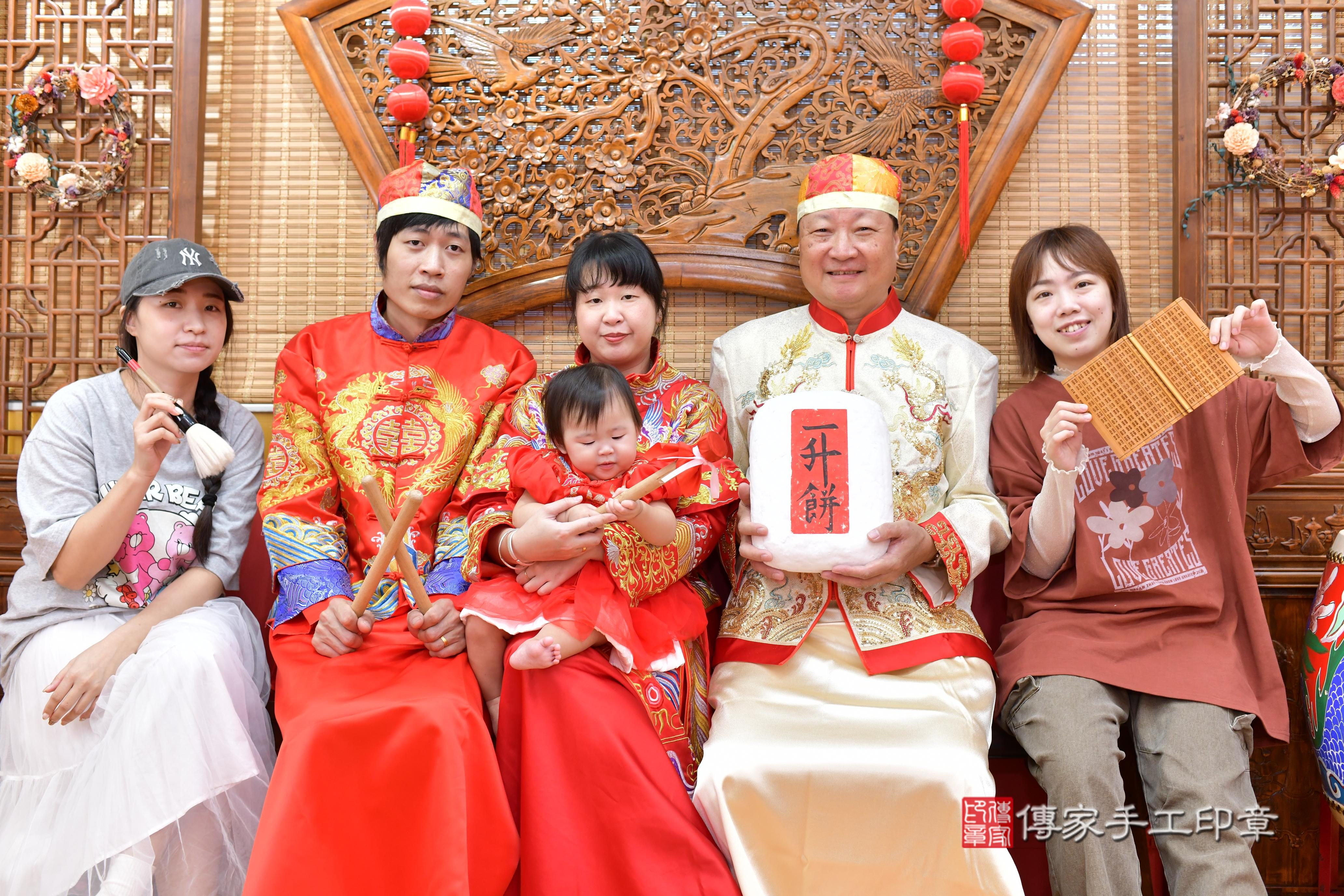 傳家手工印章桃園店、抓周、度脺、中國風會場、傳家嬰兒古禮、吉祥話、抓周道具物品24種、拍照。抓周證書。寶寶抓周、滿周歲、生日快樂、祝福 傳家手工印章桃園店、抓周、度脺、中國風會場、傳家嬰兒古禮、吉祥話、抓周道具物品24種、拍照。抓周證書。寶寶抓周、滿周歲、生日快樂、祝福