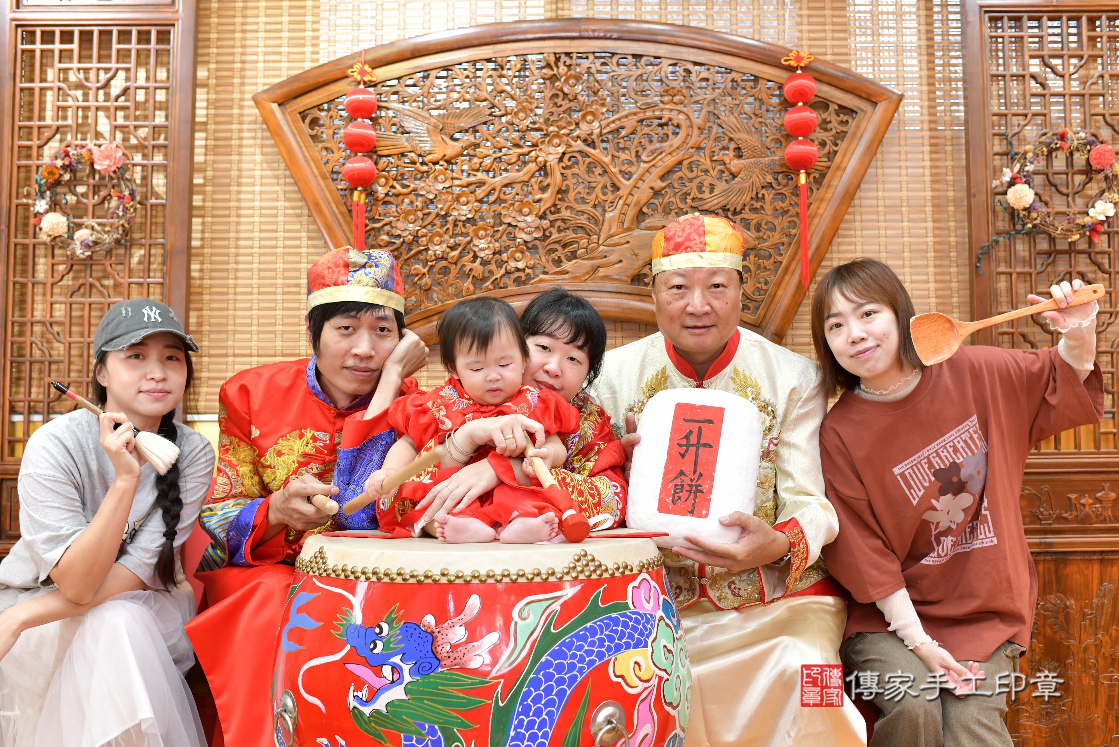 傳家手工印章桃園店、抓周、度脺、中國風會場、傳家嬰兒古禮、吉祥話、抓周道具物品24種、拍照。抓周證書。寶寶抓周、滿周歲、生日快樂、祝福 傳家手工印章桃園店、抓周、度脺、中國風會場、傳家嬰兒古禮、吉祥話、抓周道具物品24種、拍照。抓周證書。寶寶抓周、滿周歲、生日快樂、祝福