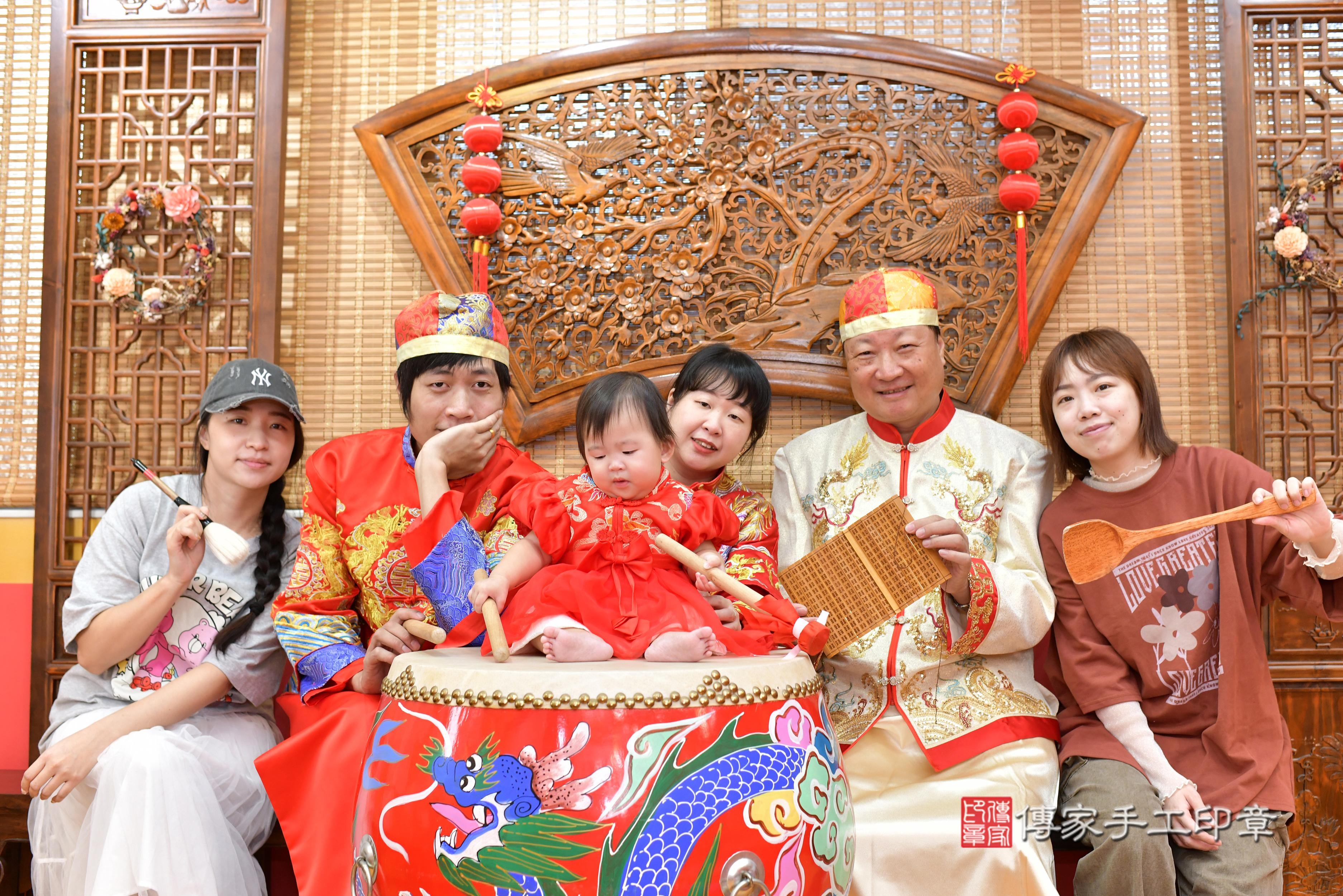 傳家手工印章桃園店、抓周、度脺、中國風會場、傳家嬰兒古禮、吉祥話、抓周道具物品24種、拍照。抓周證書。寶寶抓周、滿周歲、生日快樂、祝福 傳家手工印章桃園店、抓周、度脺、中國風會場、傳家嬰兒古禮、吉祥話、抓周道具物品24種、拍照。抓周證書。寶寶抓周、滿周歲、生日快樂、祝福