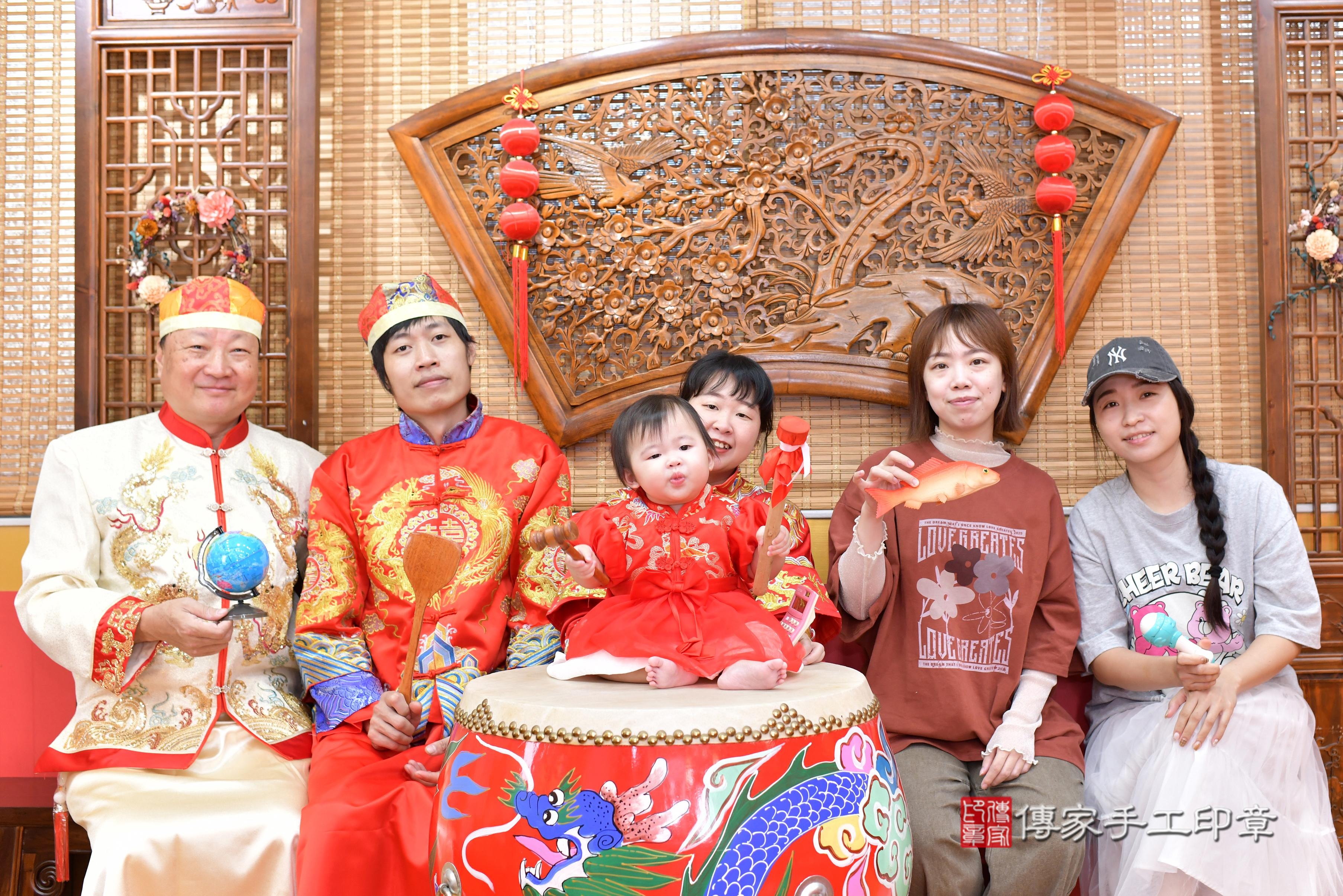 傳家手工印章桃園店、抓周、度脺、中國風會場、傳家嬰兒古禮、吉祥話、抓周道具物品24種、拍照。抓周證書。寶寶抓周、滿周歲、生日快樂、祝福 傳家手工印章桃園店、抓周、度脺、中國風會場、傳家嬰兒古禮、吉祥話、抓周道具物品24種、拍照。抓周證書。寶寶抓周、滿周歲、生日快樂、祝福