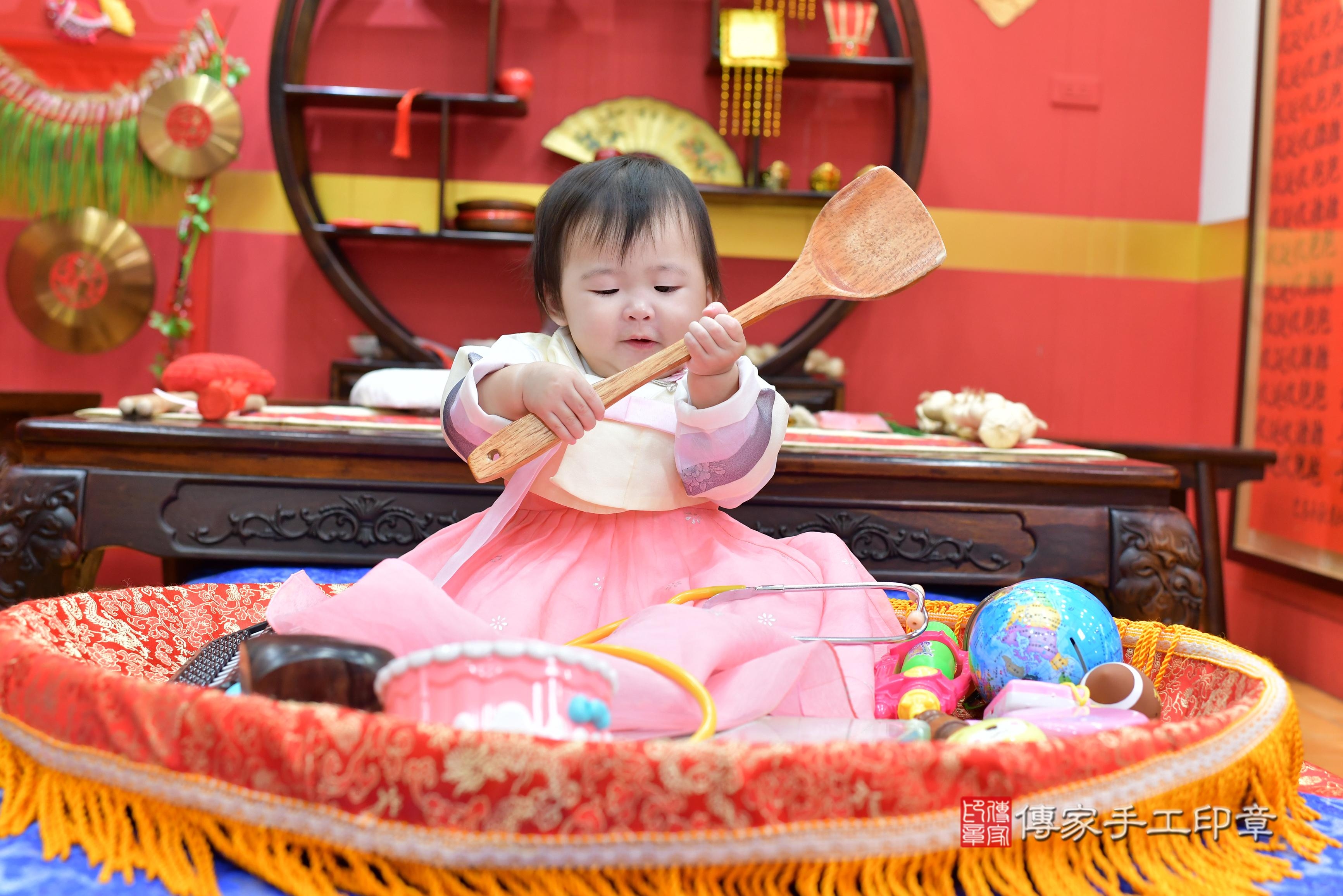 傳家手工印章桃園店、抓周、度脺、中國風會場、傳家嬰兒古禮、吉祥話、抓周道具物品24種、拍照。抓周證書。寶寶抓周、滿周歲、生日快樂、祝福 傳家手工印章桃園店、抓周、度脺、中國風會場、傳家嬰兒古禮、吉祥話、抓周道具物品24種、拍照。抓周證書。寶寶抓周、滿周歲、生日快樂、祝福